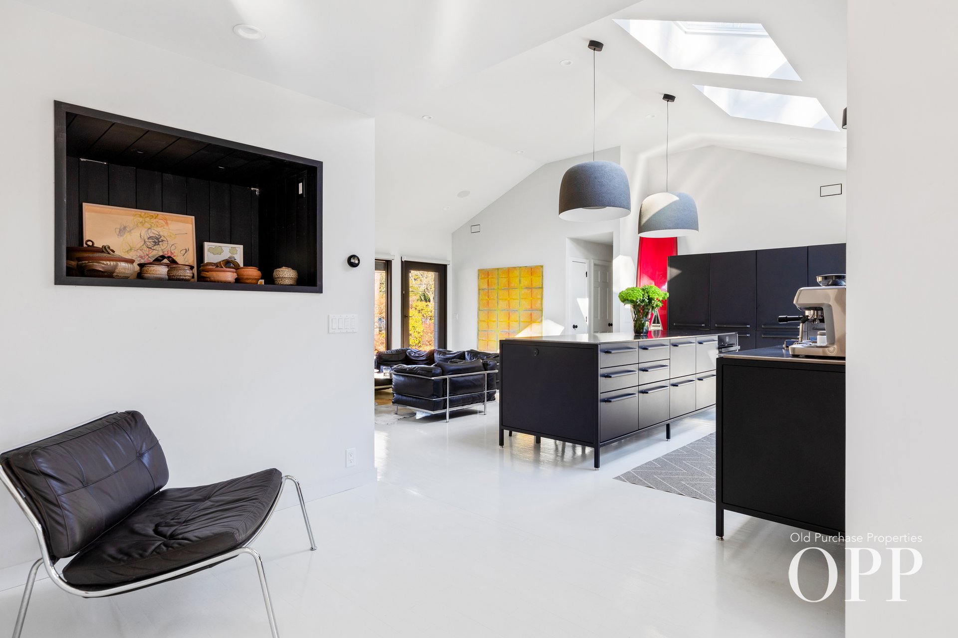 A SUNLIT RETREAT IN PICTURESQUE LOCATION