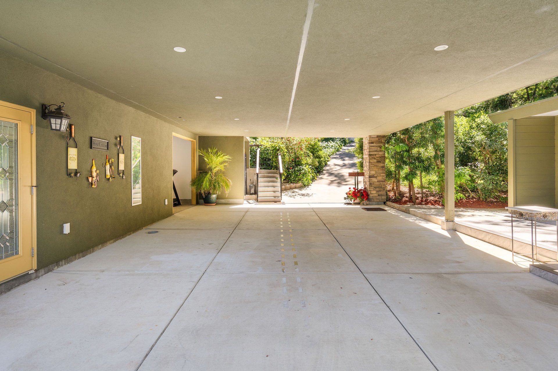 3037 Foothill Blvd
