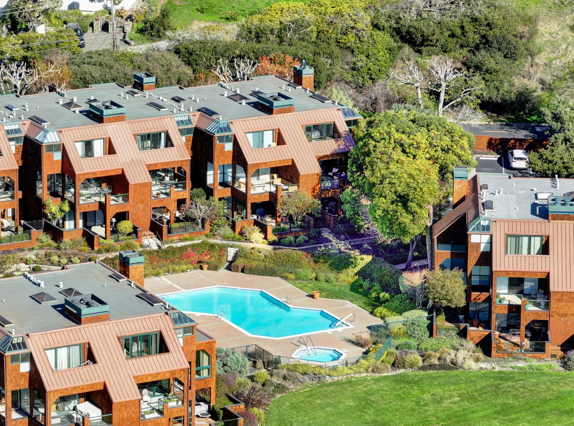 Luxurious End Unit in Point Tiburon
