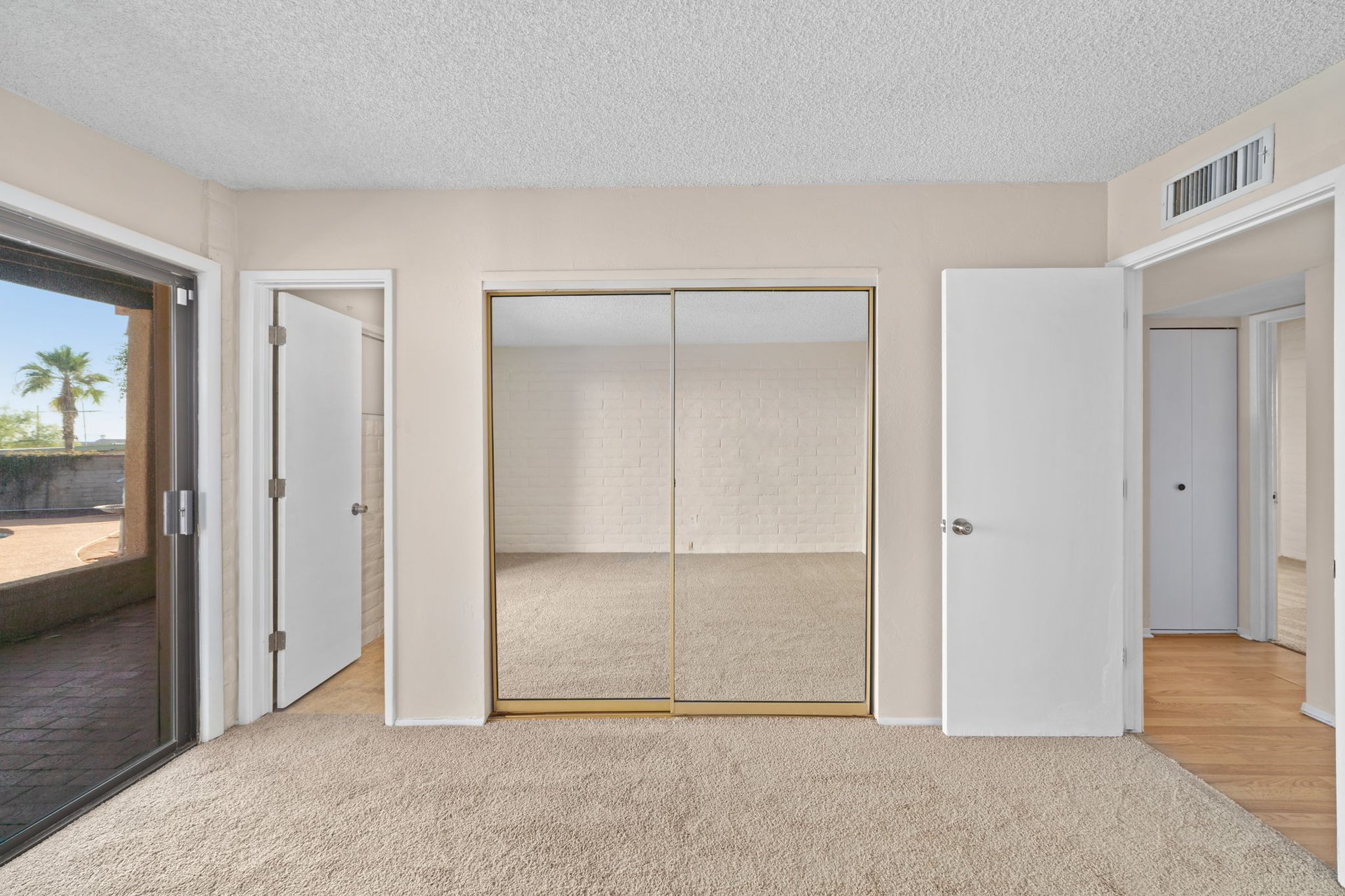 2540 S Marianne