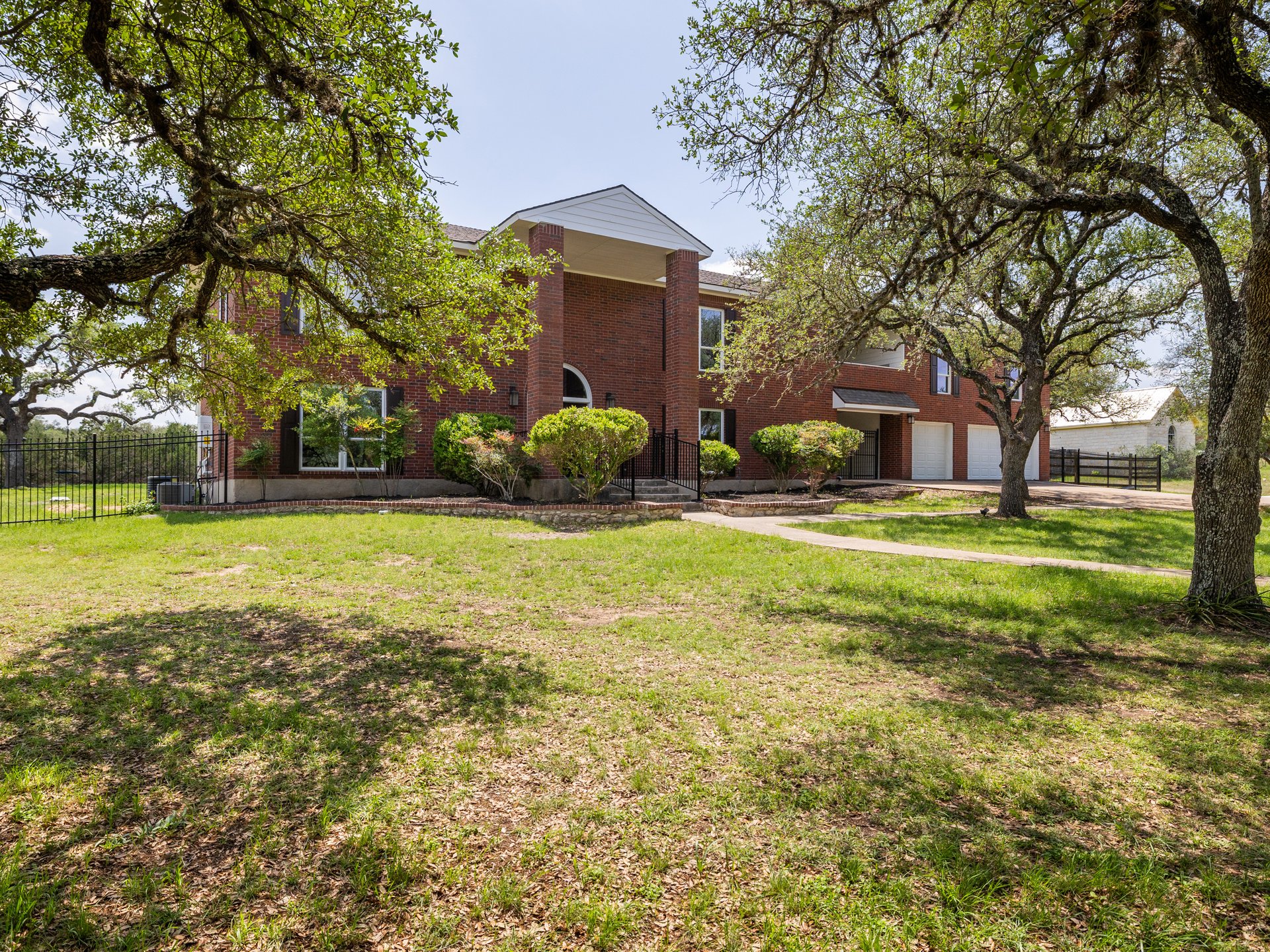 Designer-Renovated 6BR Estate Including Private Guest Apartment on 1.48 Acres