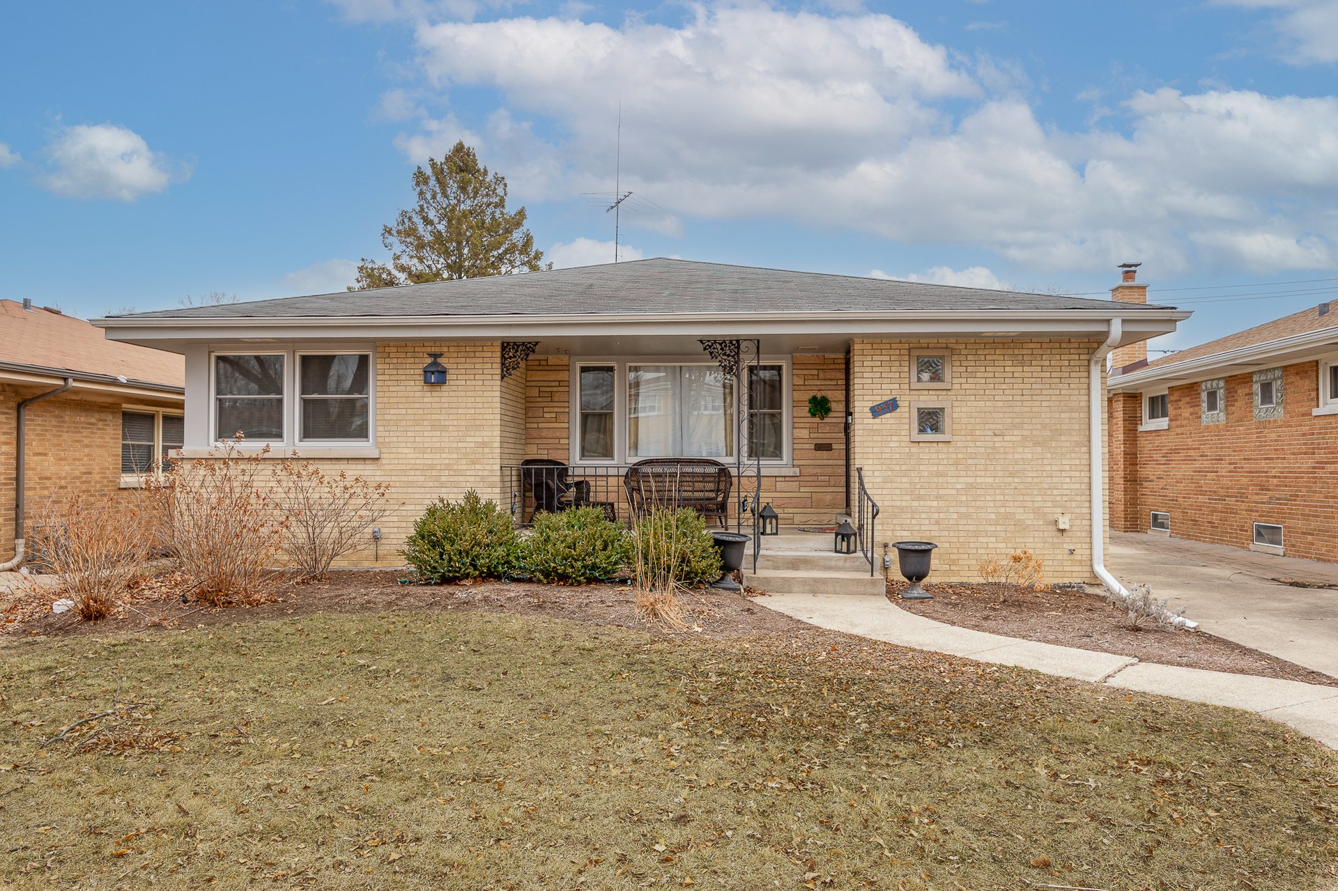 937 Robinhood Ln