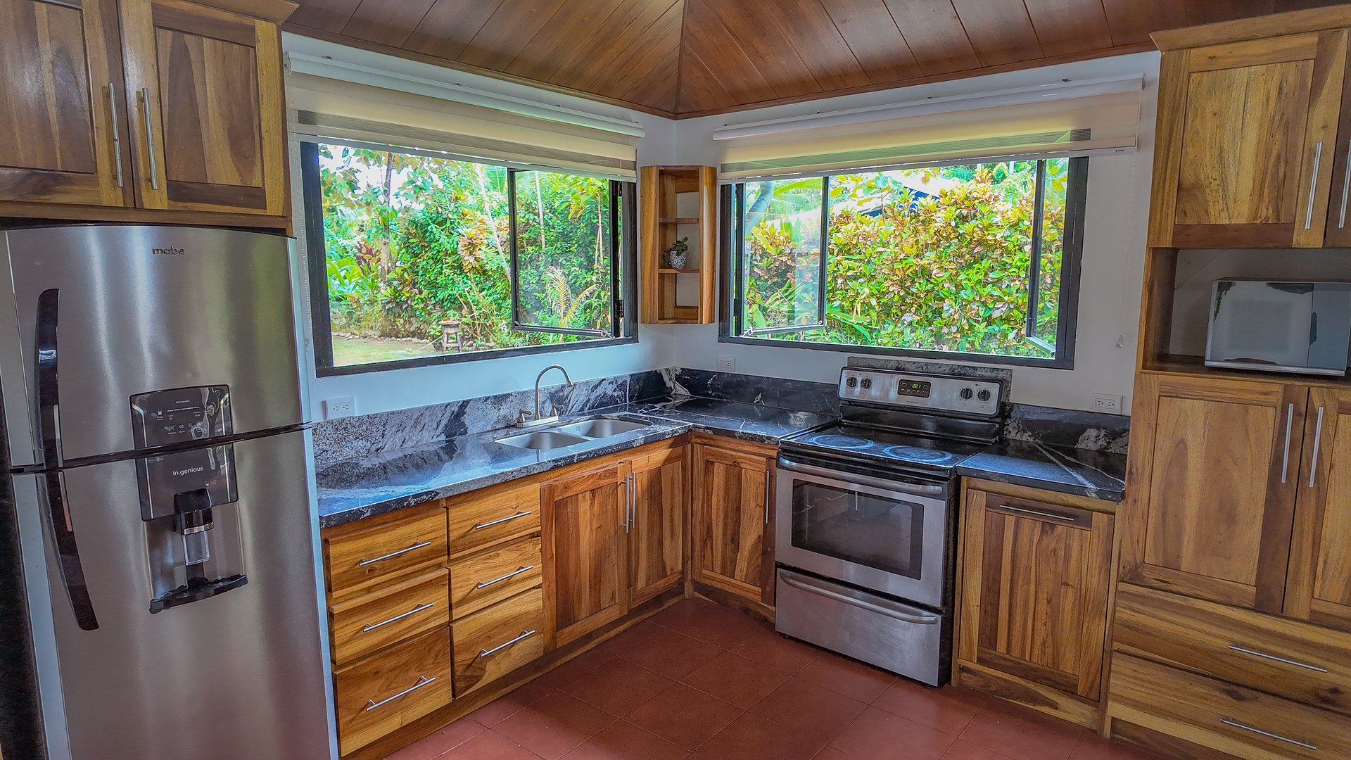 Contemporary 3-bed home surrounded by Uvita’s services and amenities but just a short stroll to tropical beaches