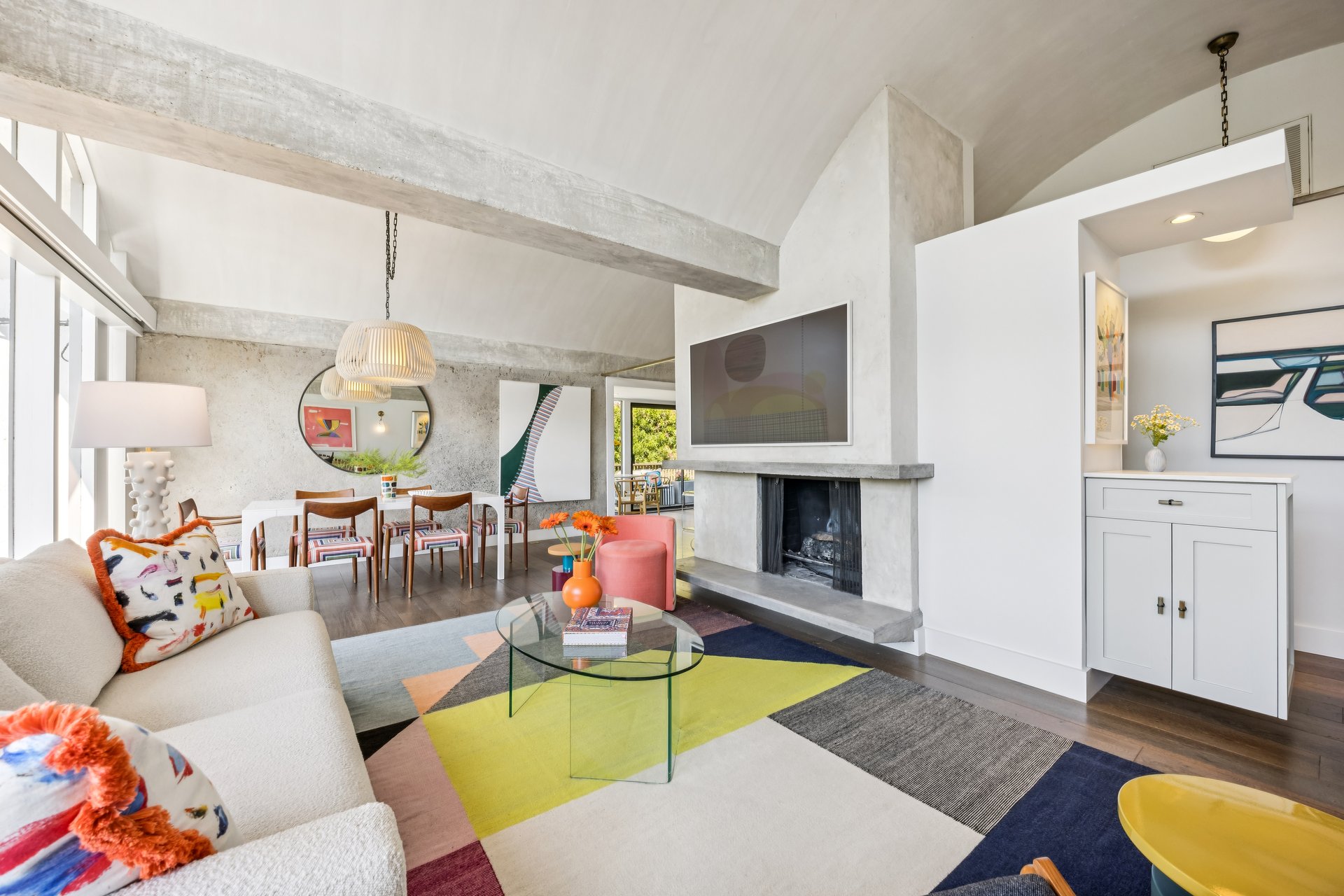 Stylish and Chic Upper Unit