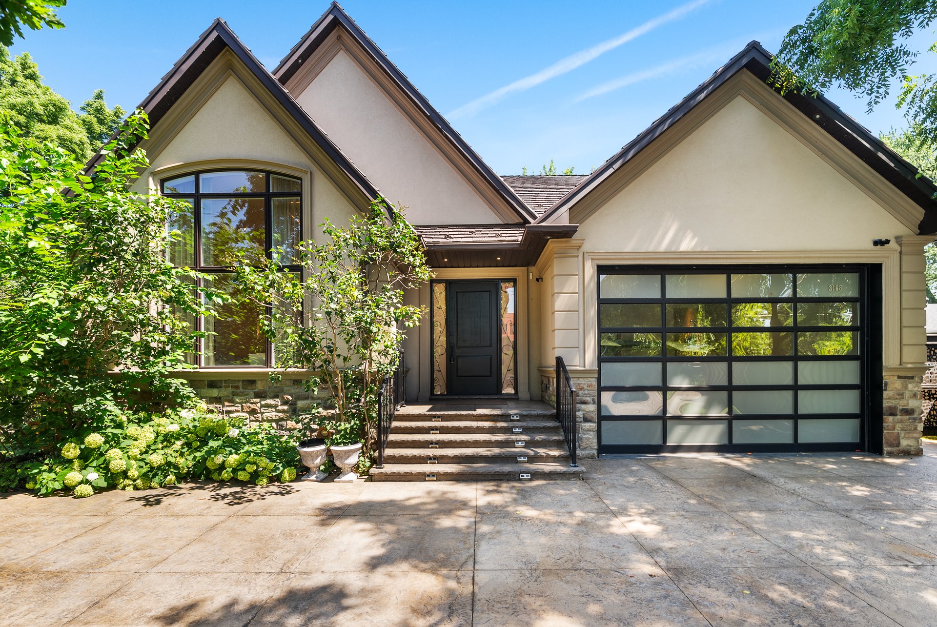  3168 Lakeshore Rd W