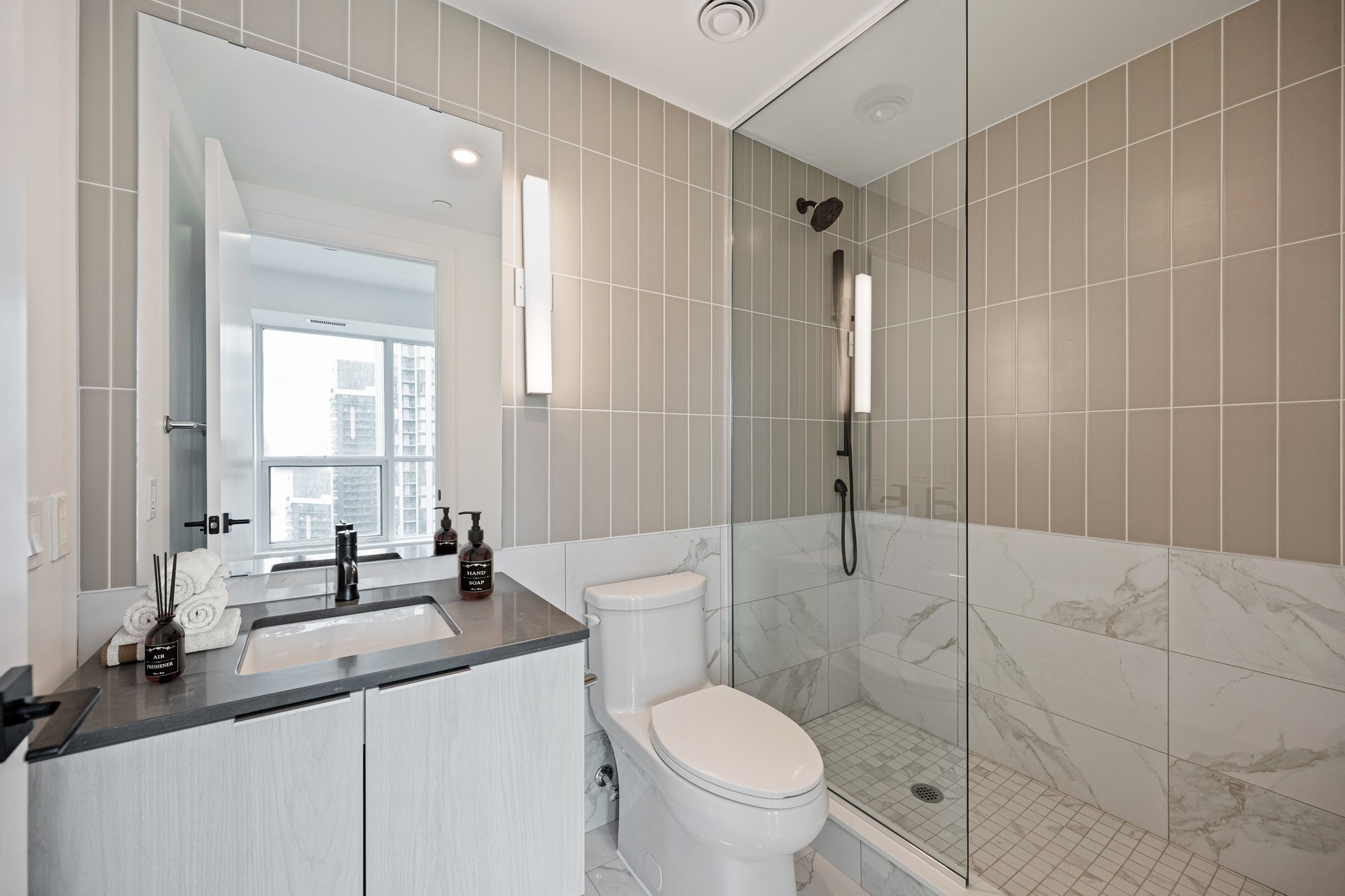 327 King Street W, Toronto C01 Unit: 3806