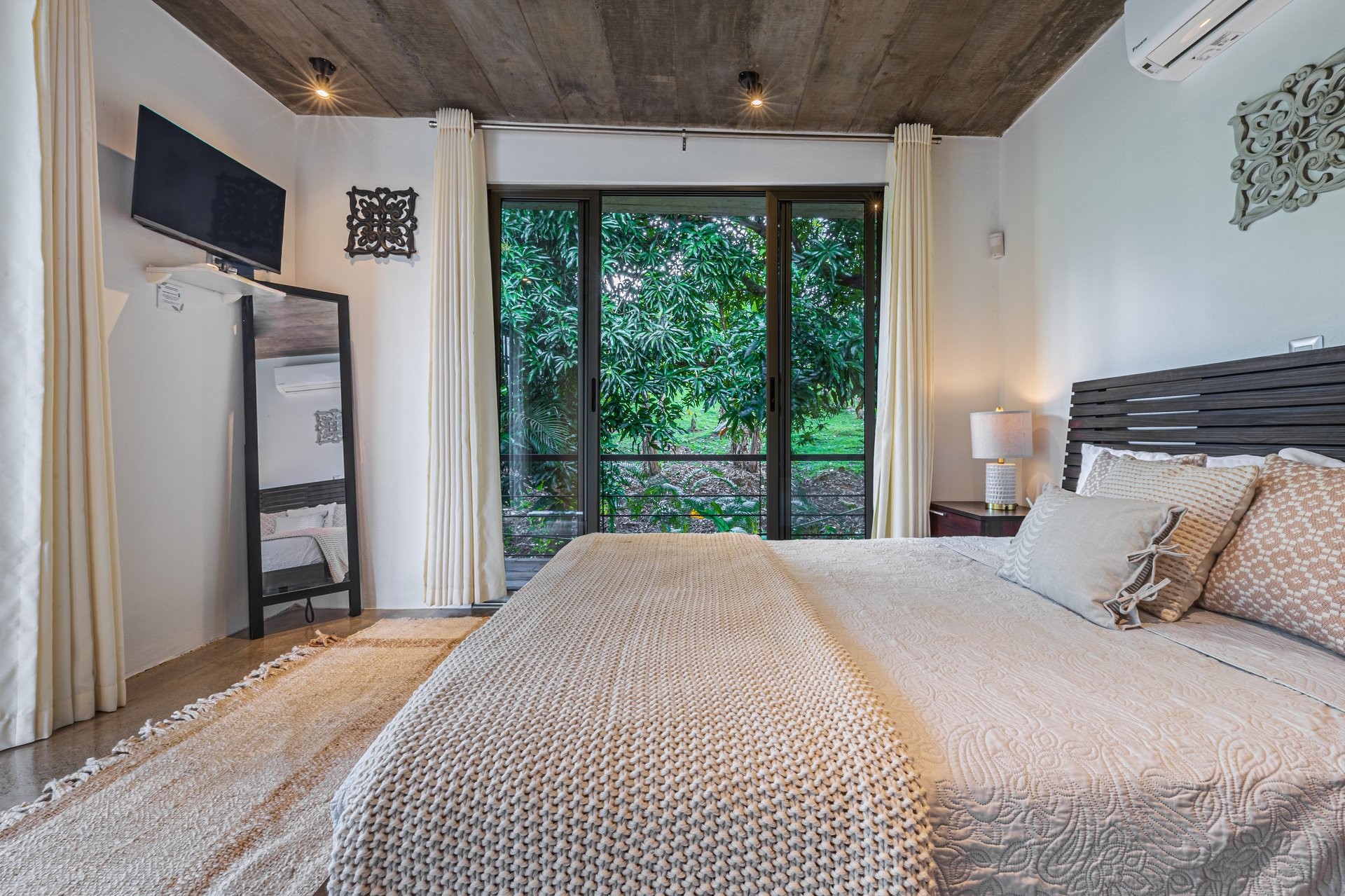   3 bedrooms, 2.5 bathrooms Villa Steps from Uvita, beautiful Beaches, Waterfalls, Restaurants and Tourist Attractions.