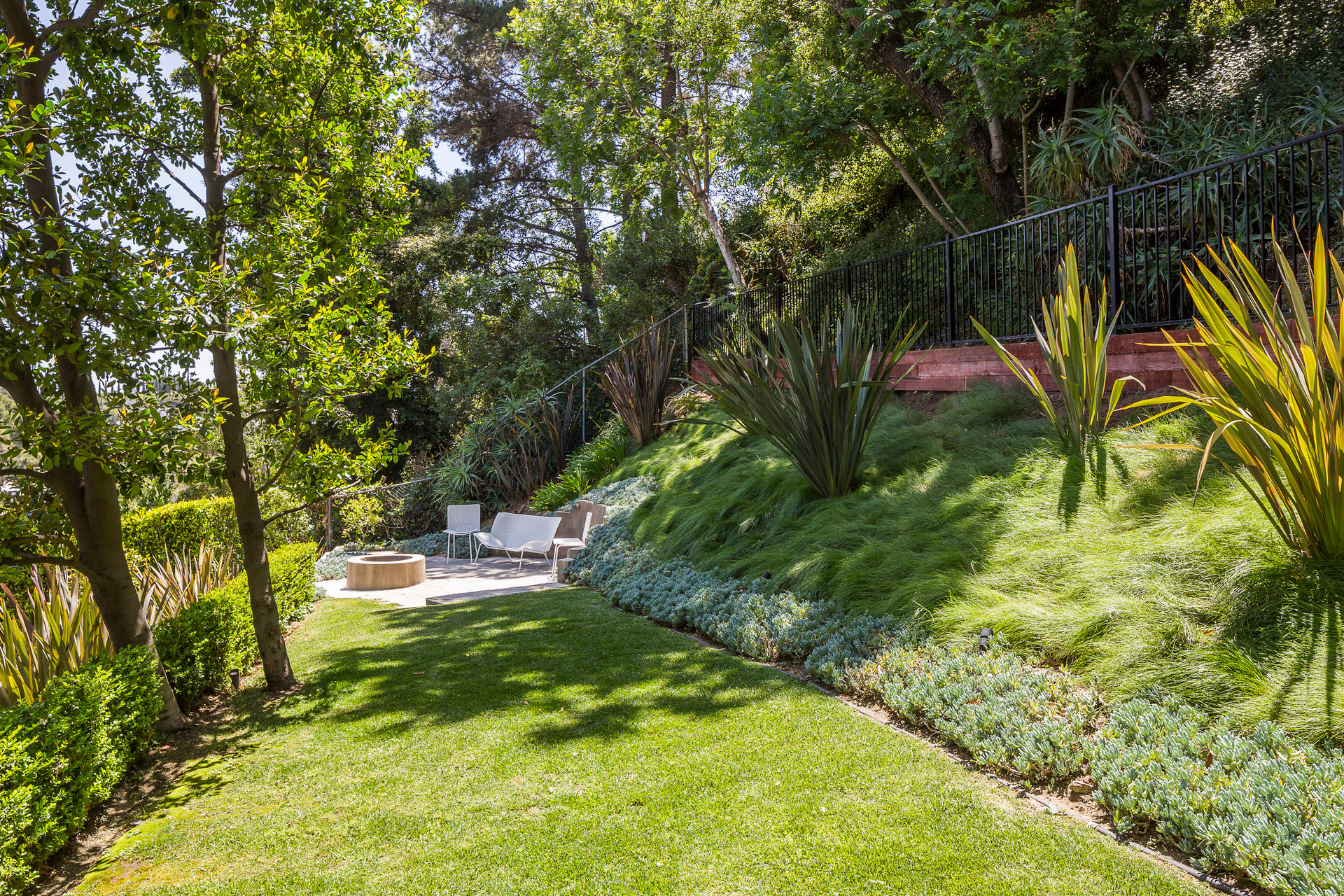 1563 N Doheny Dr