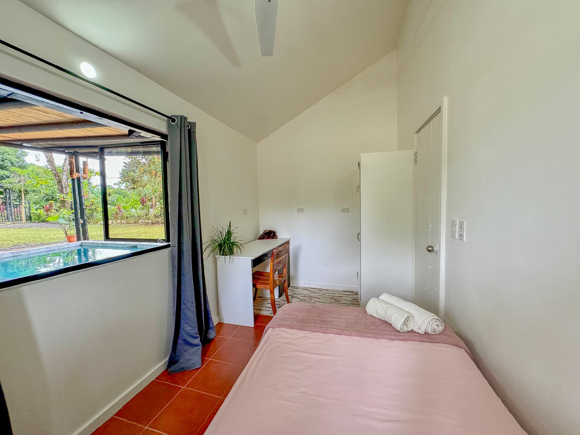 Contemporary 3-bed home surrounded by Uvita’s services and amenities but just a short stroll to tropical beaches