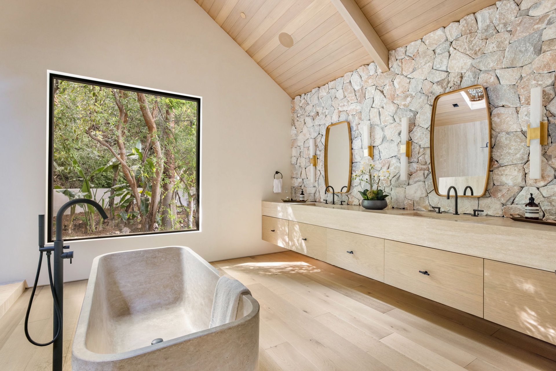 The Viewcrest Lodge in Studio City 