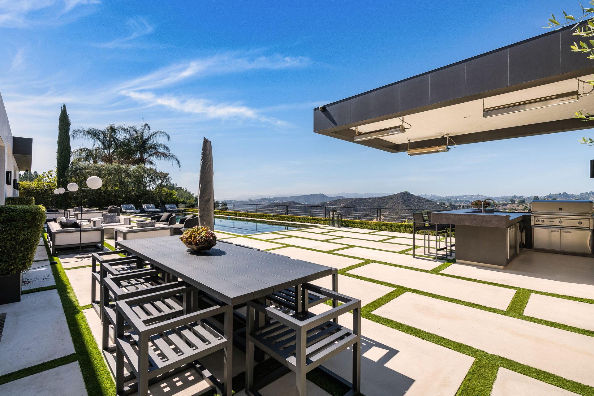 565 Evelyn Pl