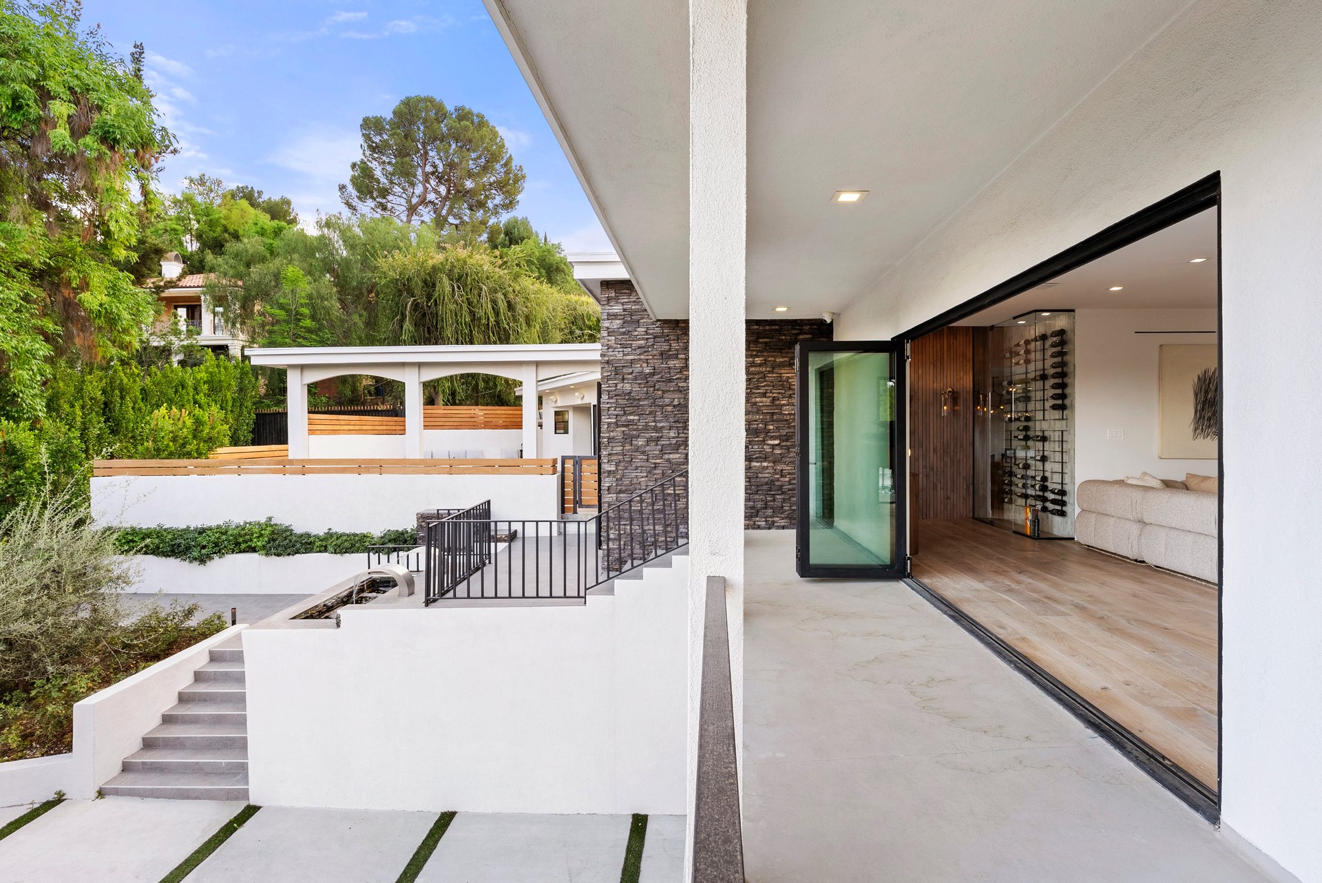 4977 Brewster Dr, Tarzana