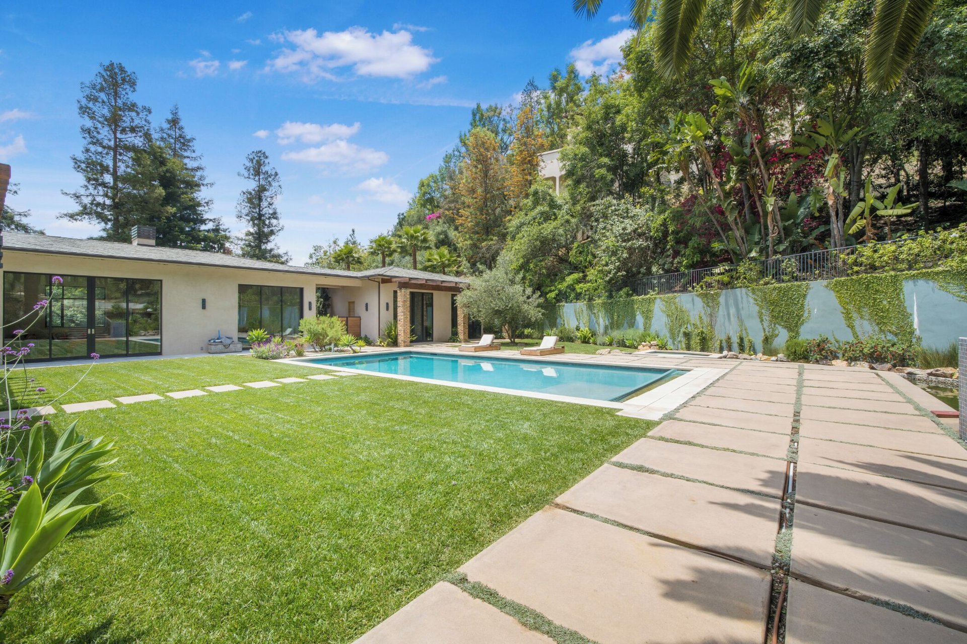 Bowmont Dr, 90210