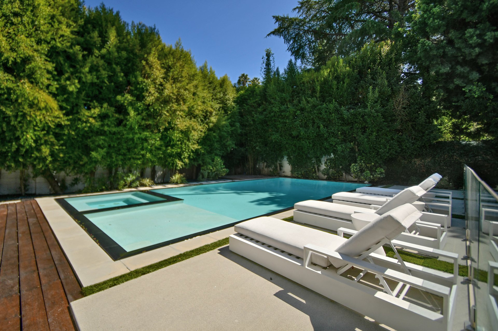 4544 Woodley Ave