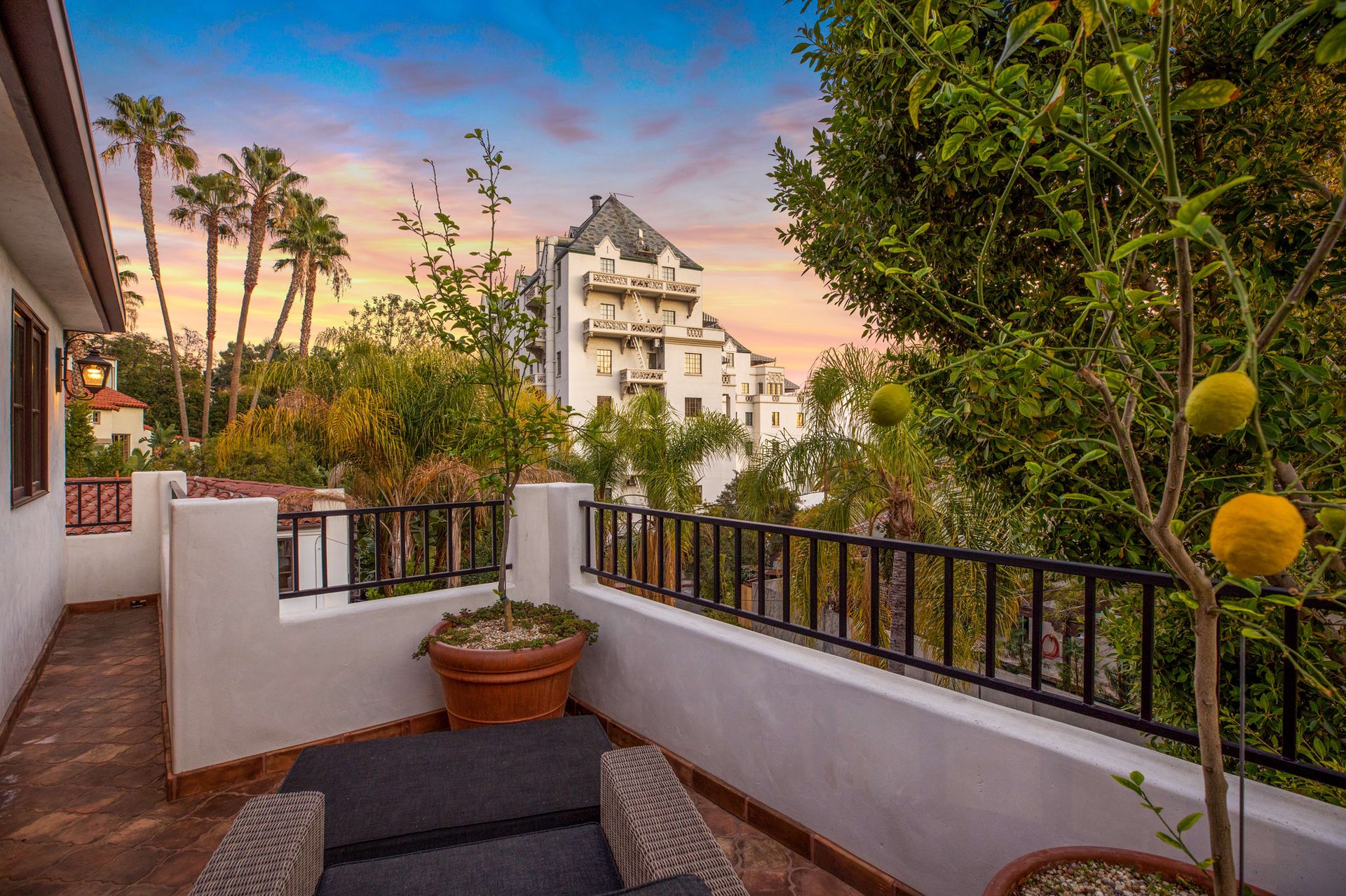 Chic Hideaway above The Strip 