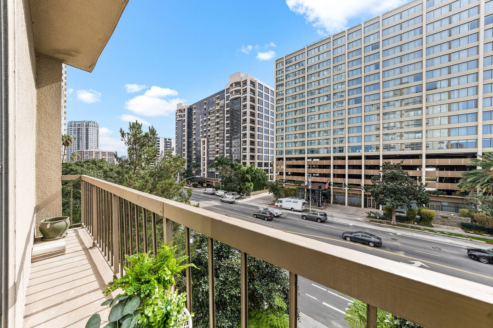 Wilshire Selby East #602, Wilshire Corridor