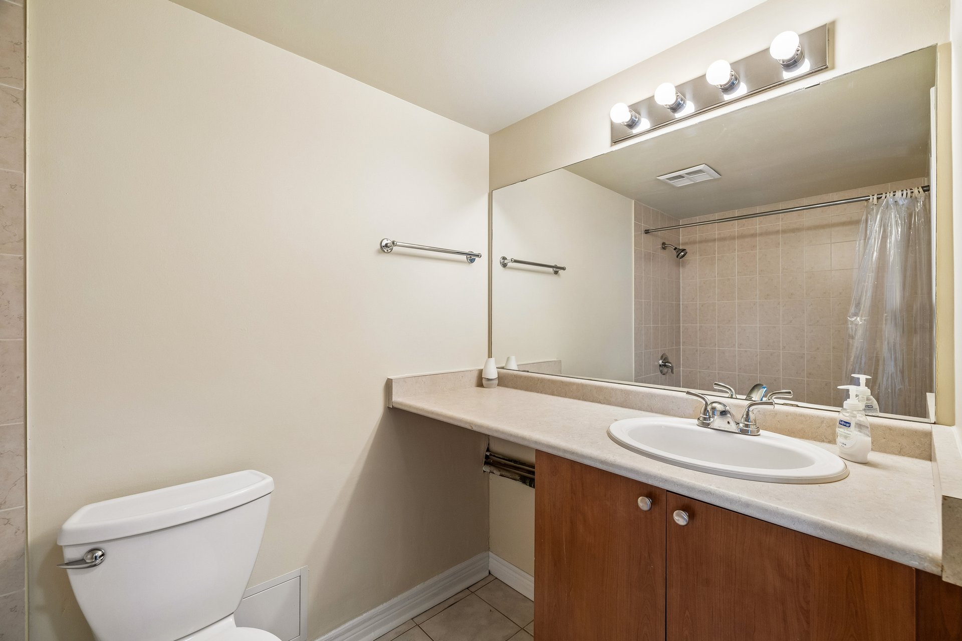 Bright and spacious studio apartment in great location