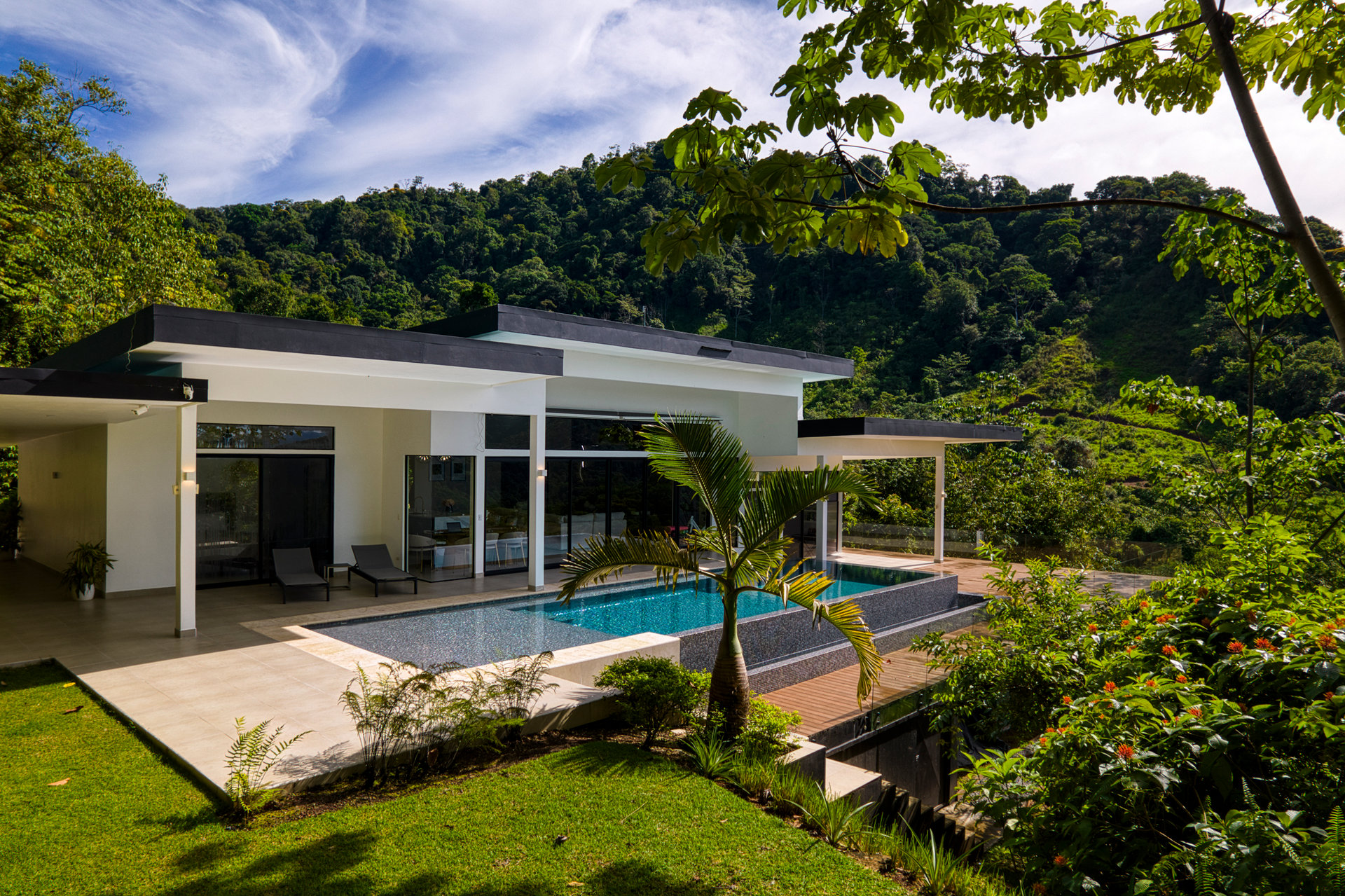 Casa Nueva Vida with Ocean Views & Dual Edge Infinity Pool