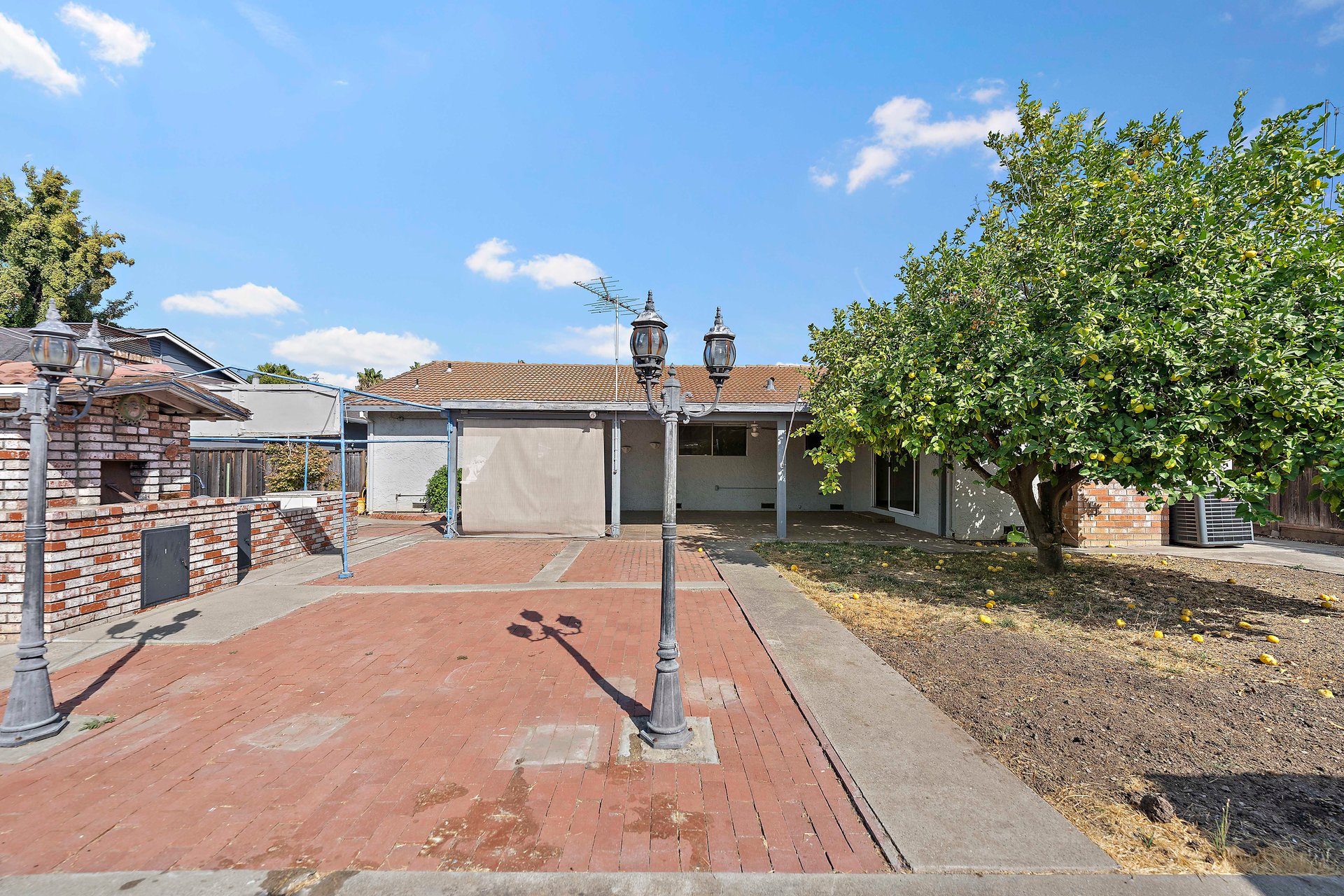 6137 Oak Forest Way