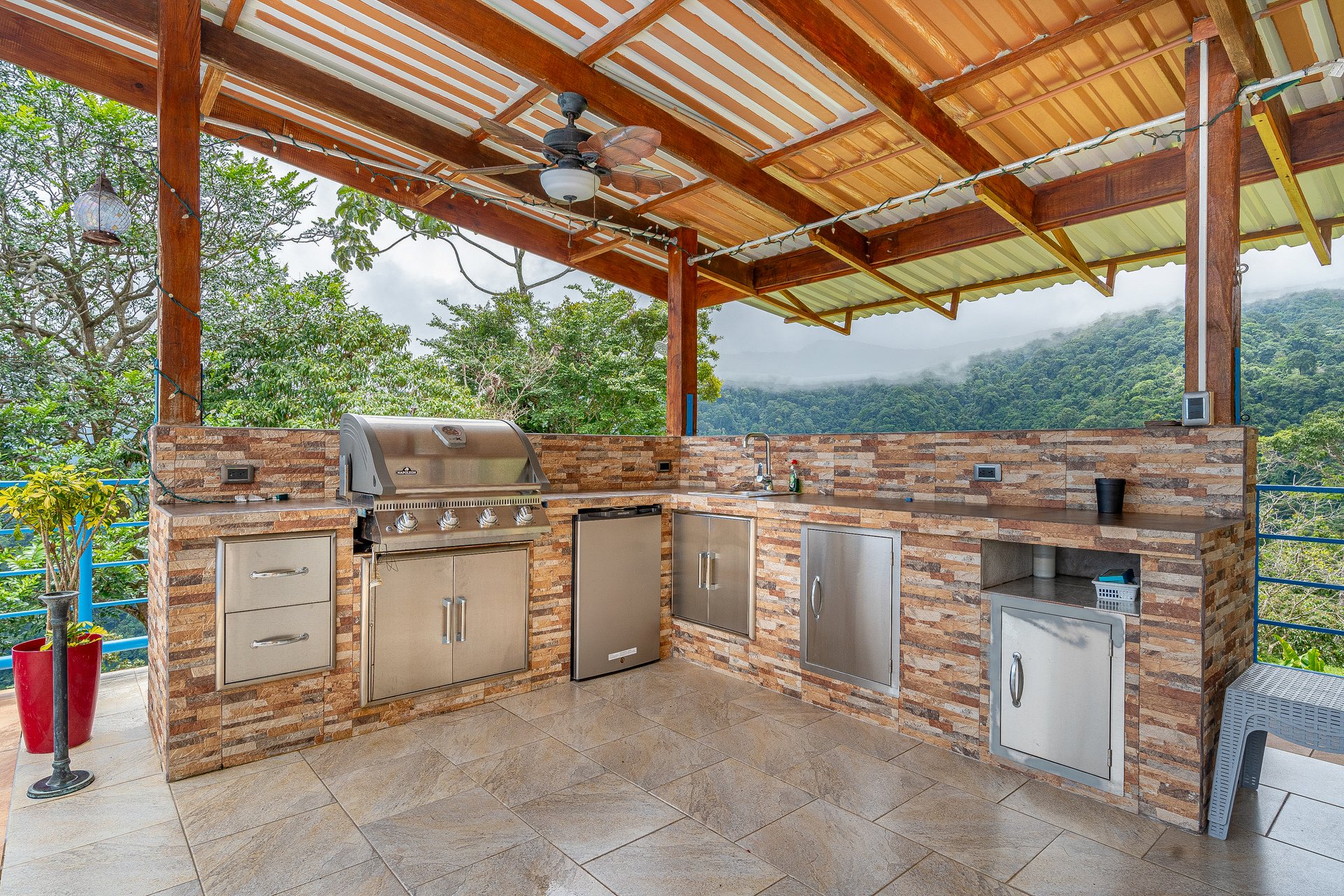 Luxury 4-Bed Villa with Ocean Views & Infinity Pool in Ojochal