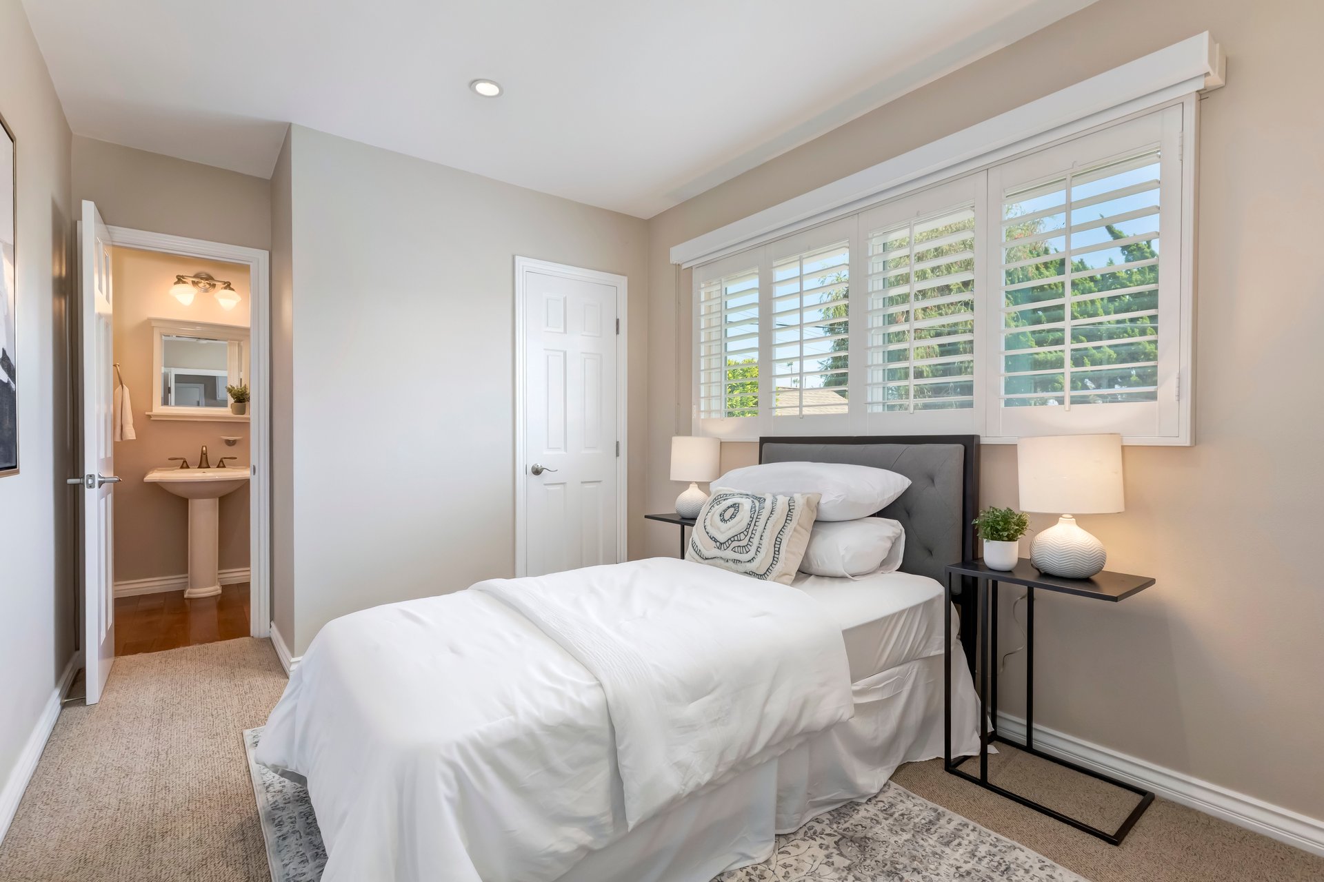 2302 Duxbury Cir, Beverlywood