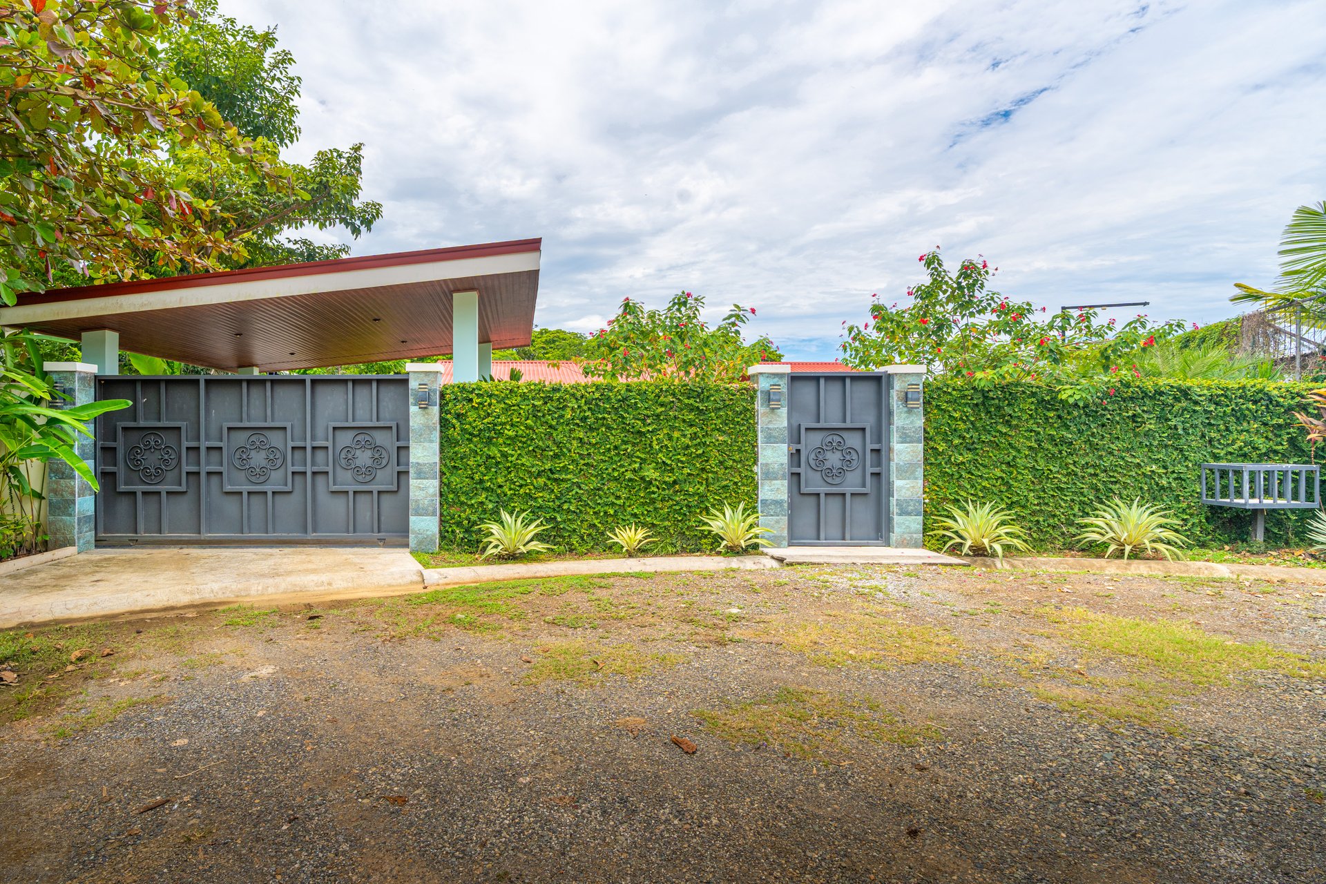 Villa Esmeralda - Big Pool. Big Lot. Big Lifestyle. Central Uvita, Walk to Everything!