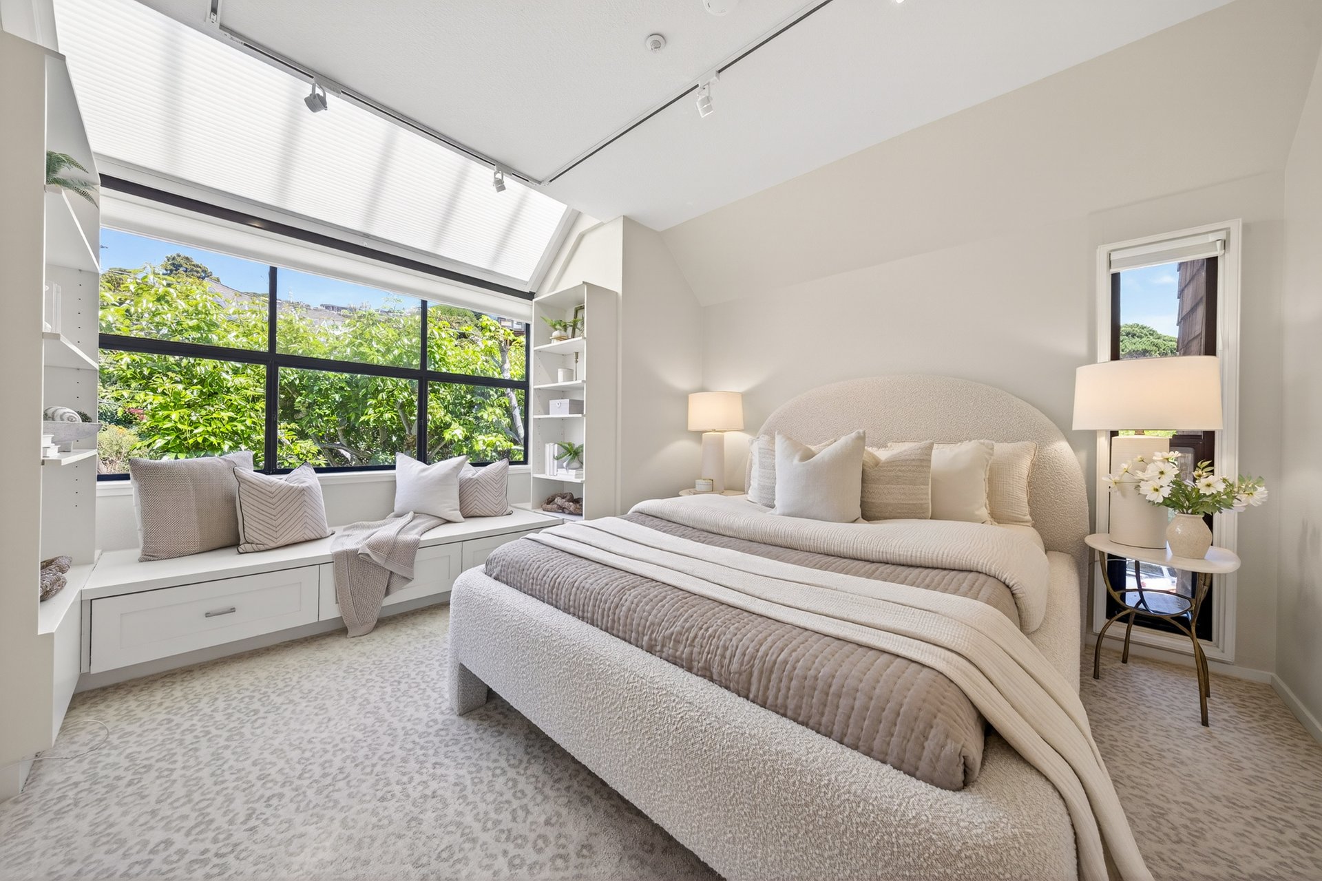 Luxurious End Unit in Point Tiburon