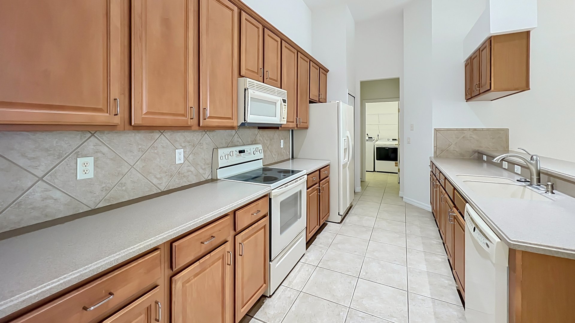 Orlando Vista Lakes 5-Bedroom 4-Bathroom Home and Lifestyle