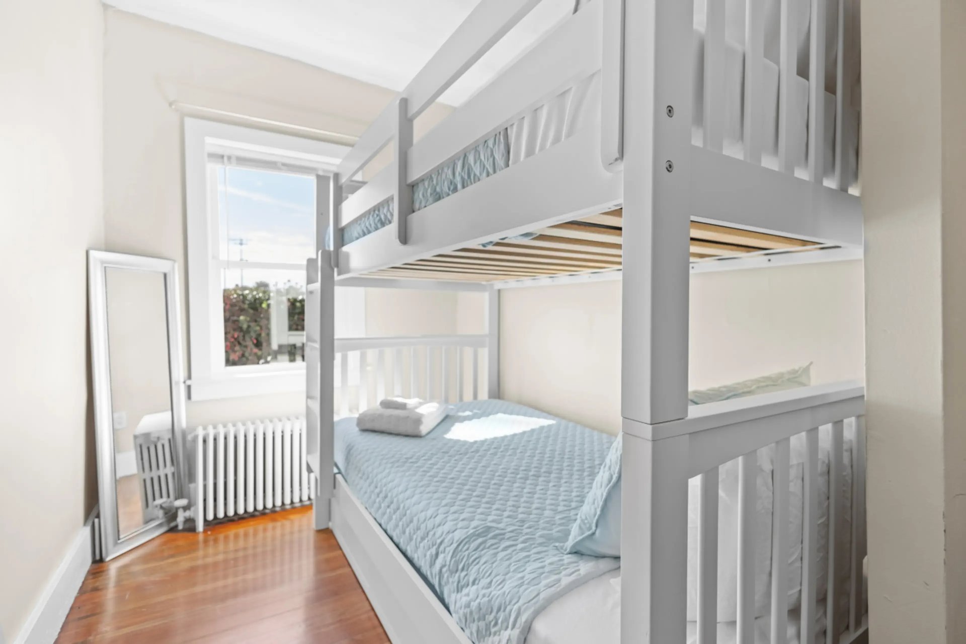 First Floor Apartment Near the Cliff Walk and More