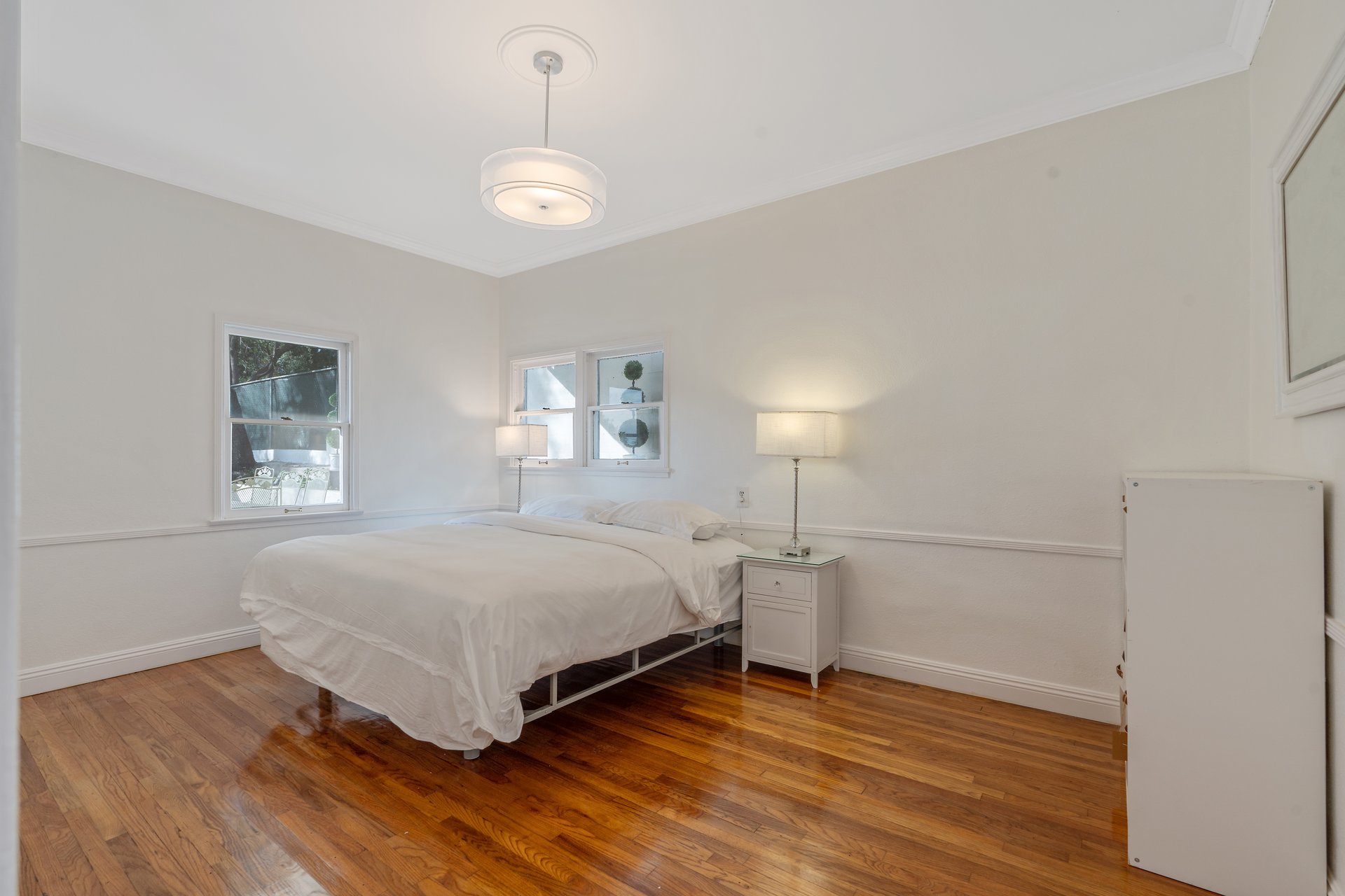 1325 E Altadena