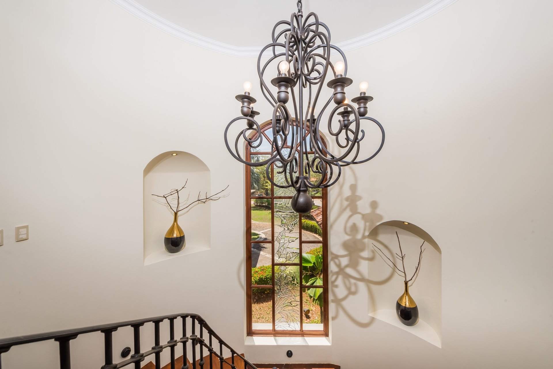 Casa Miraflores, Reserva De Golf #94 | Welcome to Casa Miraflores, an exquisite colonial-style estate home located in Hacienda Pinilla!
