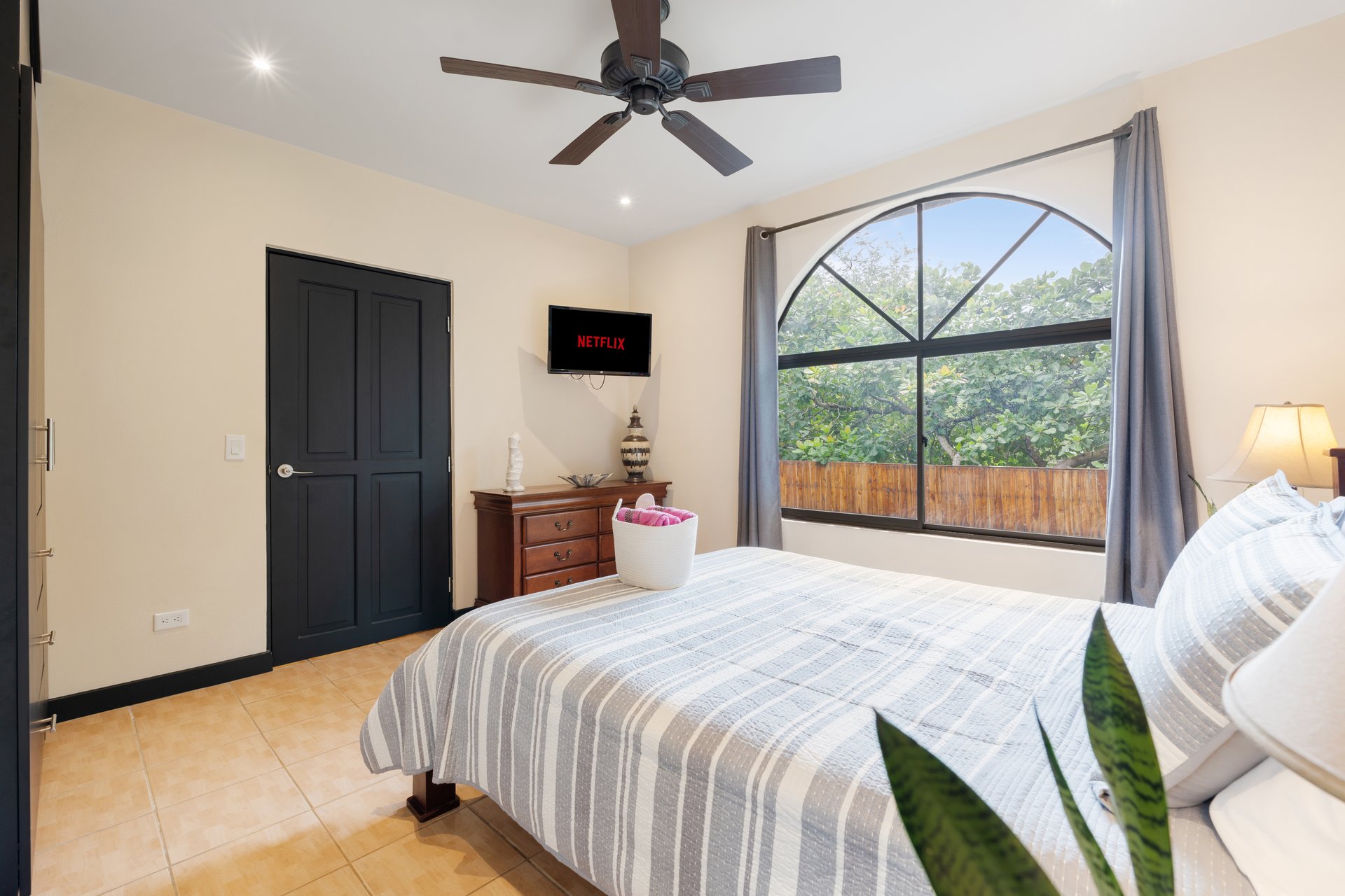Laughing Gecko Suites | Beach Suites / Boutique Hotel For Sale
