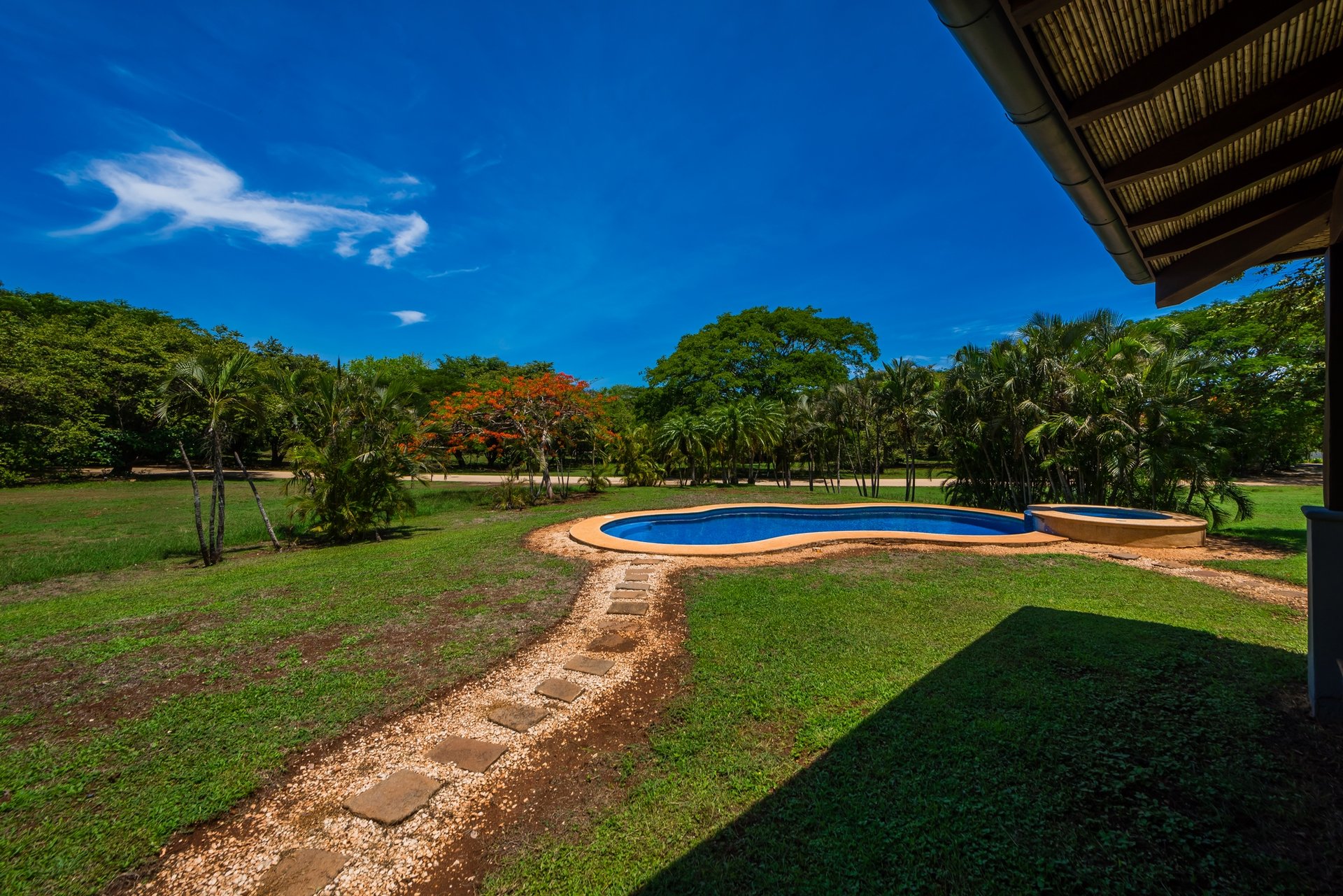 Casa Miraflores, Reserva De Golf #94 | Welcome to Casa Miraflores, an exquisite colonial-style estate home located in Hacienda Pinilla!