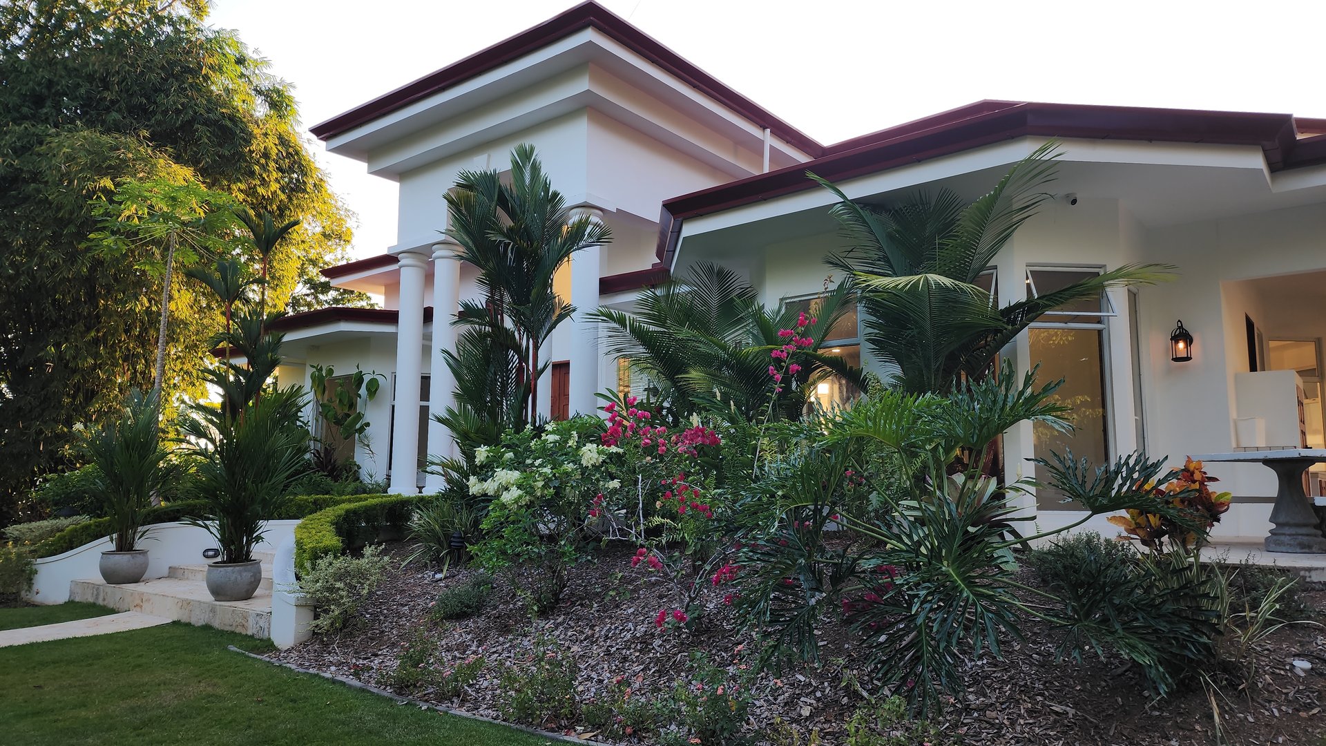 16 ACRES – 6 Bedroom Grand Estate With Guest House, 15 Minutes to Dominical, SPECTACULAR OCEAN VIEWS!!!