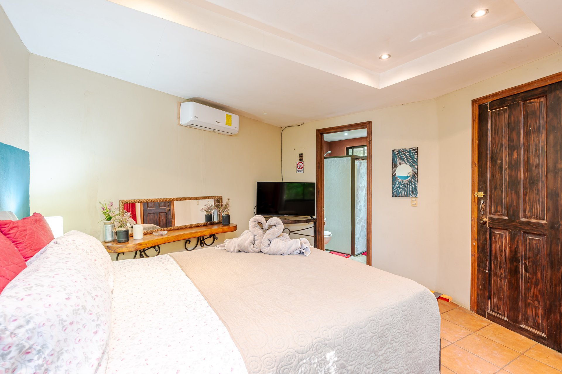 Cornett Retreat | Multi-Unit Colonial Compound 10 Mins to Playa Grande