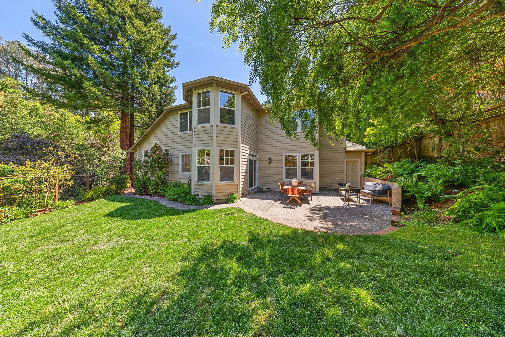 438 Laverne
