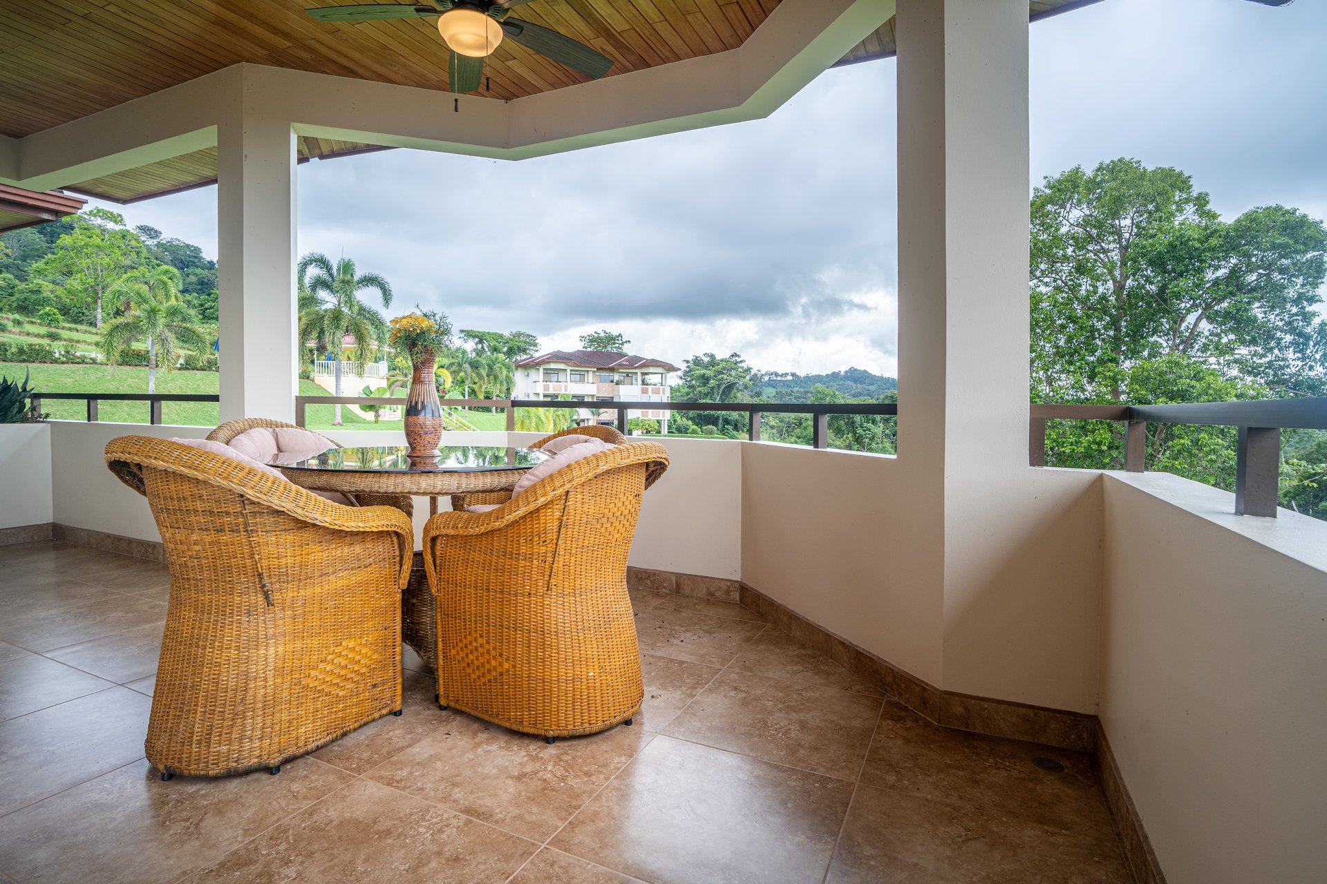 OSA Golf -  2 bed 2 bath Penthouse Condo! With Golf Membership