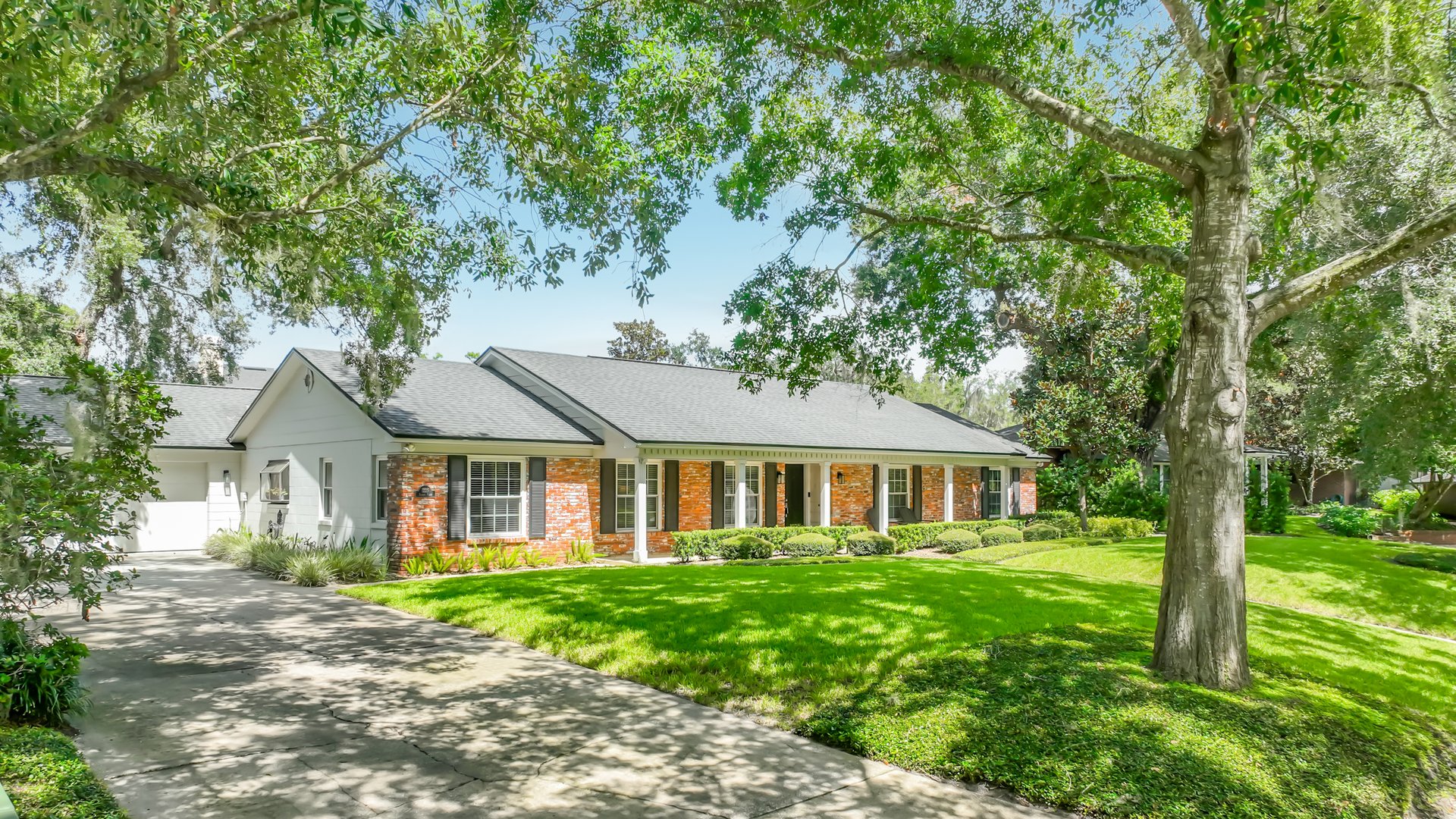Winter Park Vias Traditonal 5-Bedroom Home near Racquet Club