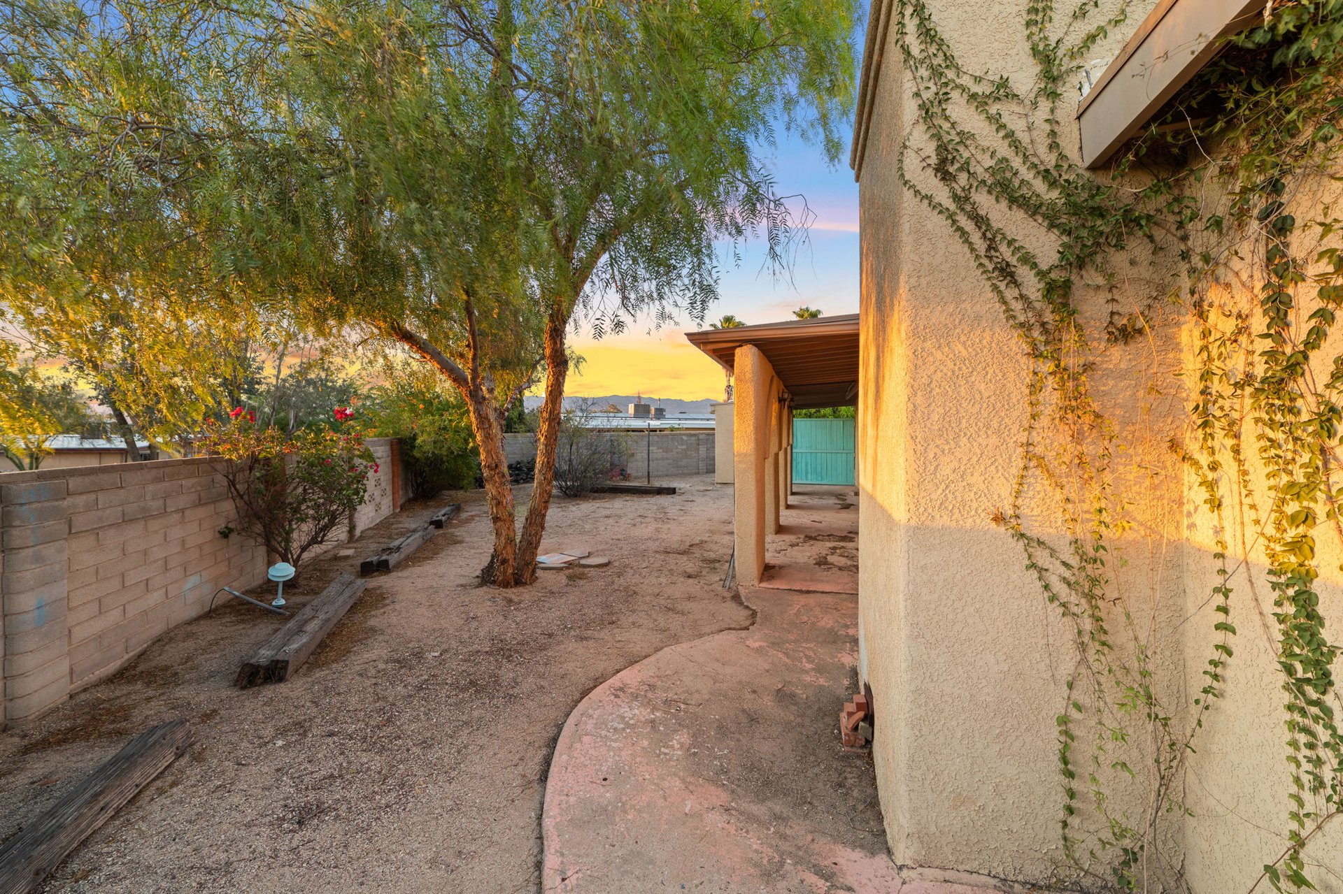 2540 S Marianne