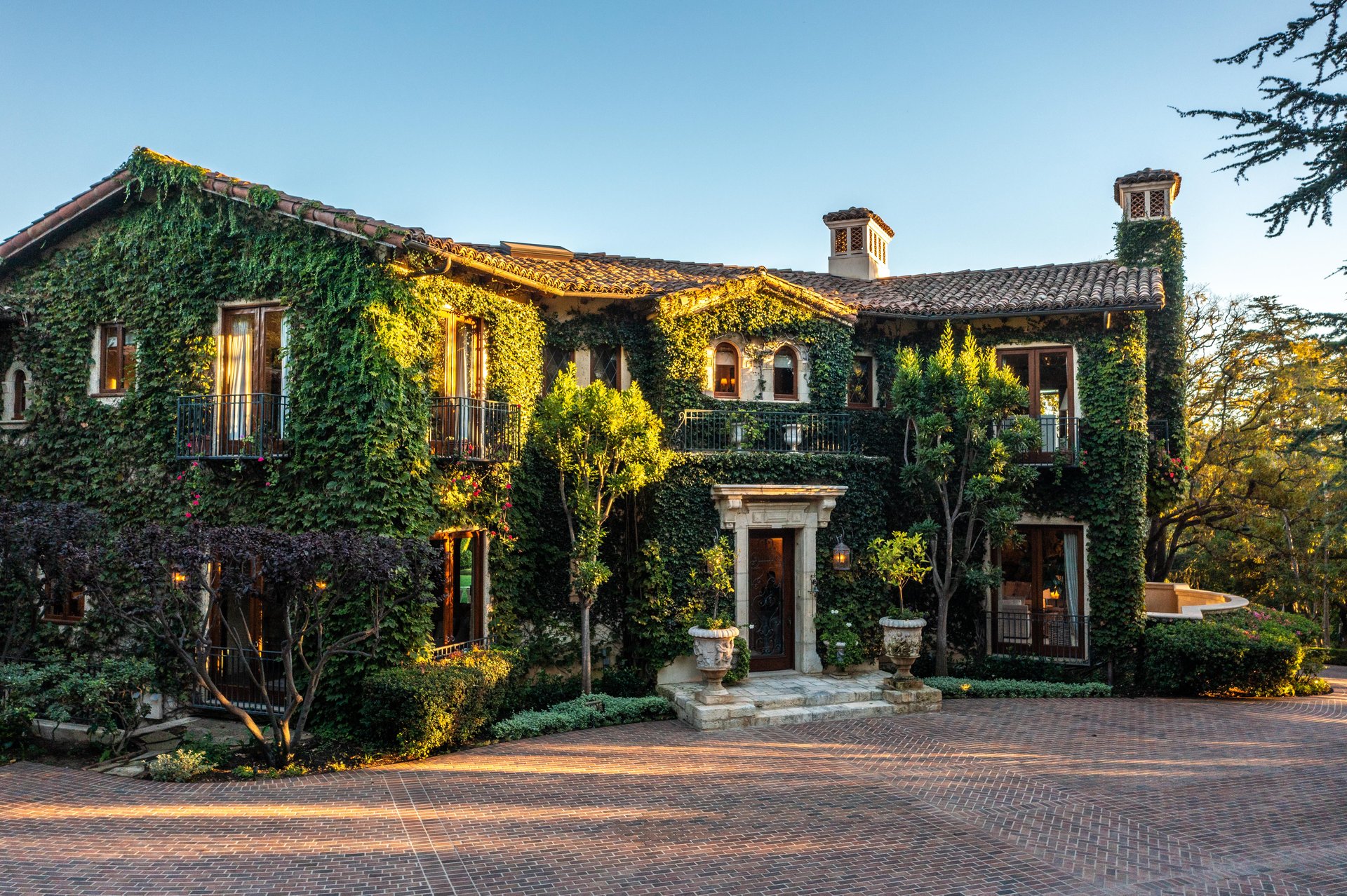 1550 Amalfi DR