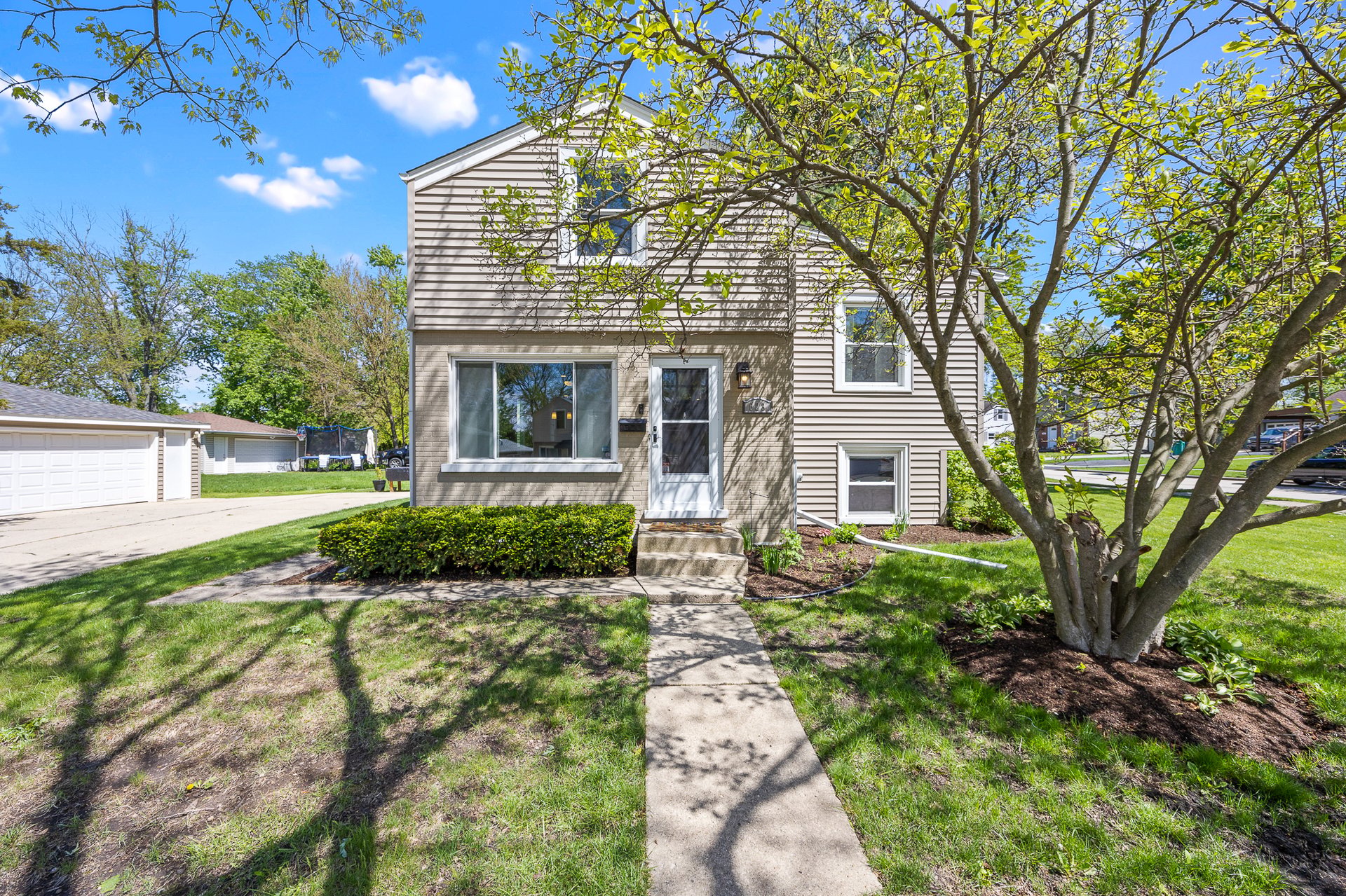 623 Green Valley Dr, Lombard