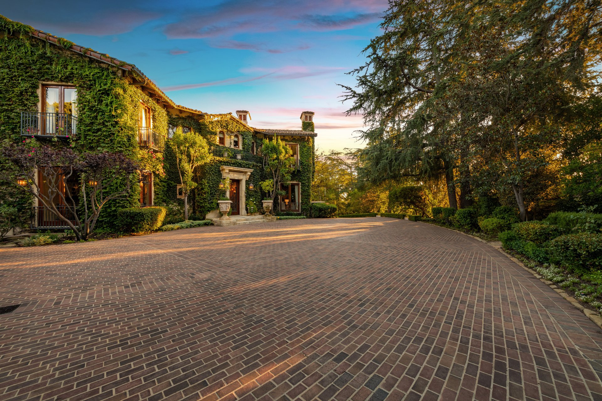 1550 Amalfi DR