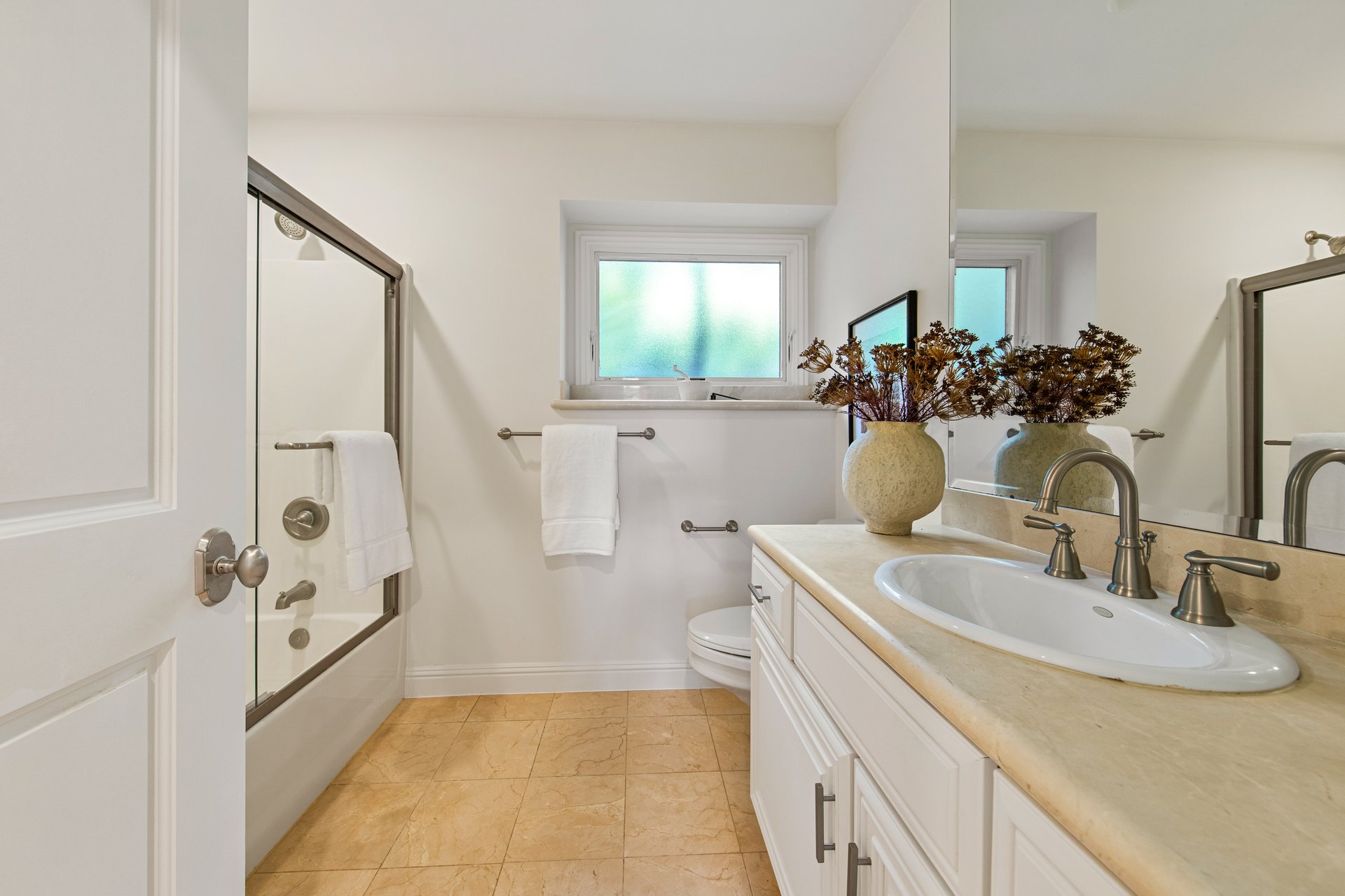 Picturesque and Private View Residence
