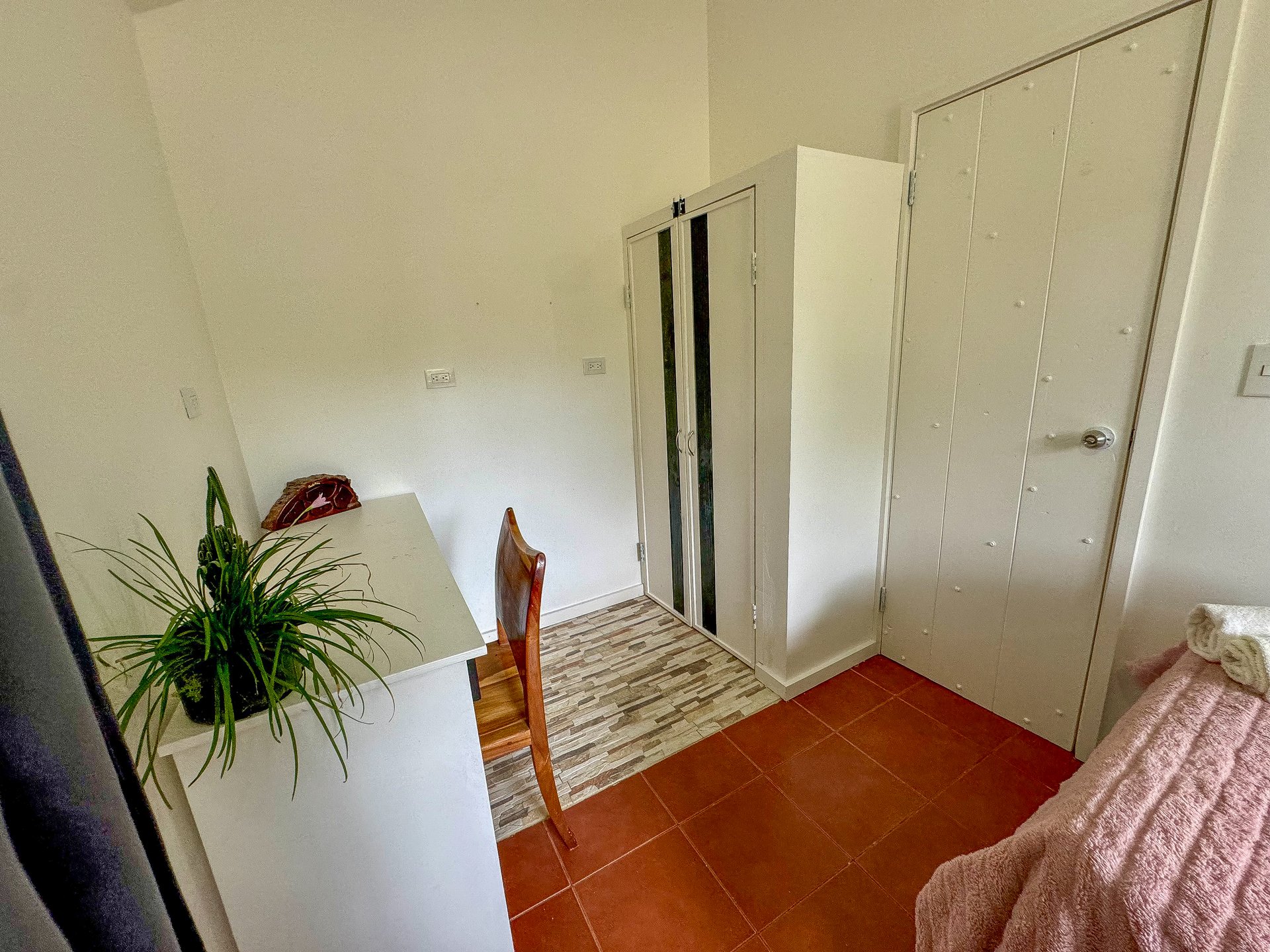 Contemporary 3-bed home surrounded by Uvita’s services and amenities but just a short stroll to tropical beaches