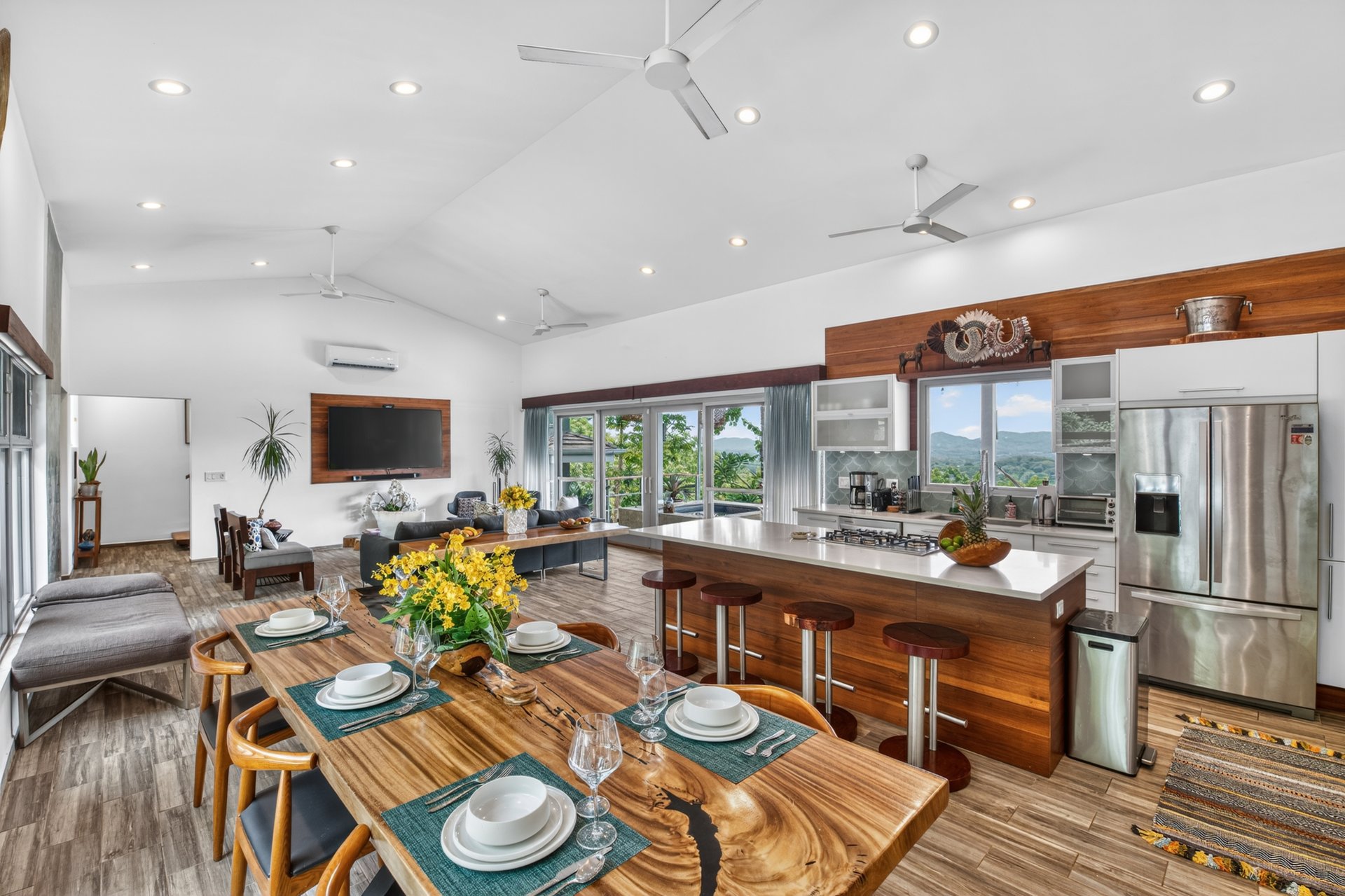 Casa Pochote | Artisan Luxury Villa in Tamarindo | Pool, Jacuzzi & Langosta Beach Club Membership Included