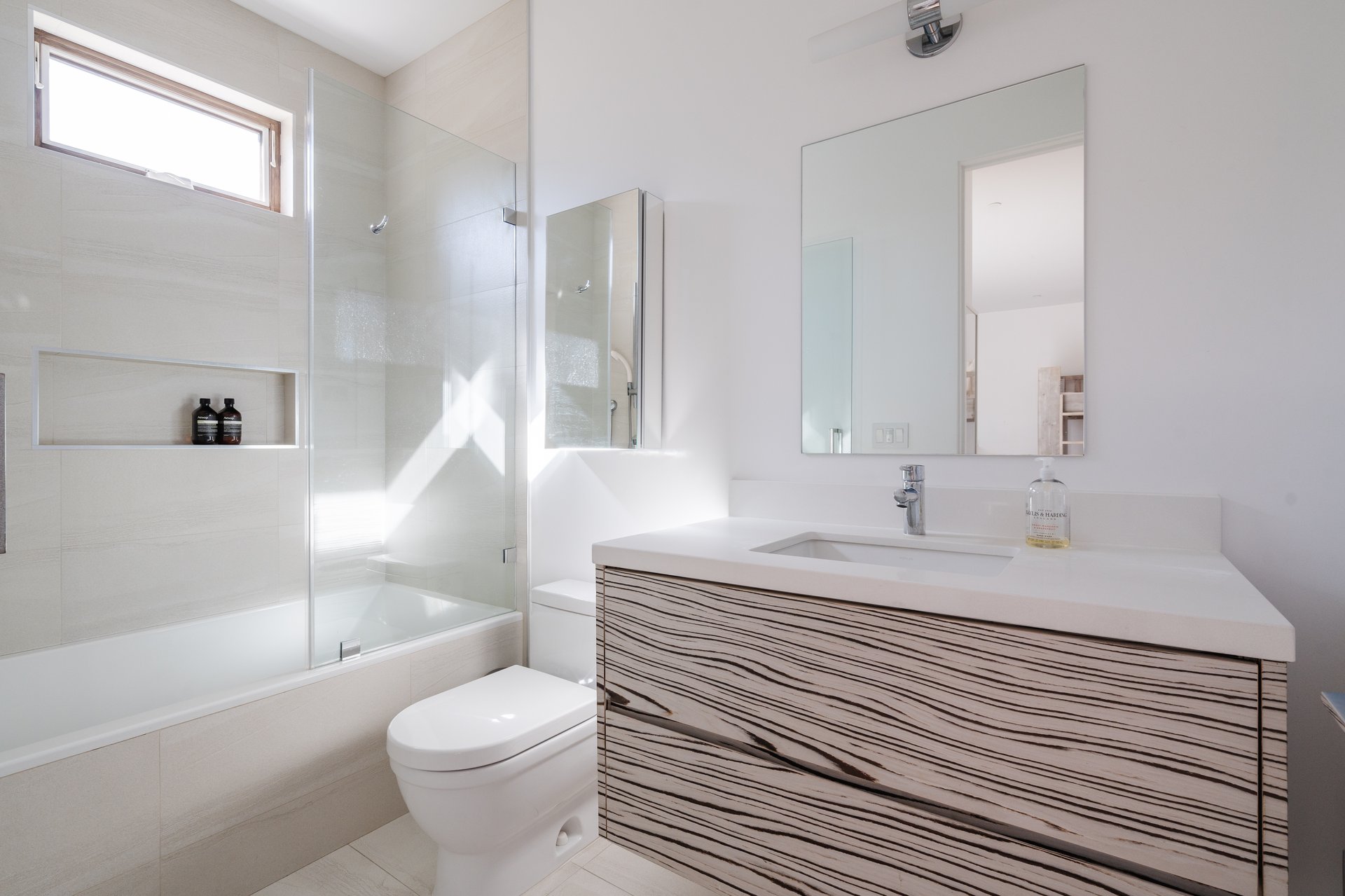 536 N Arden Blvd, Larchmont