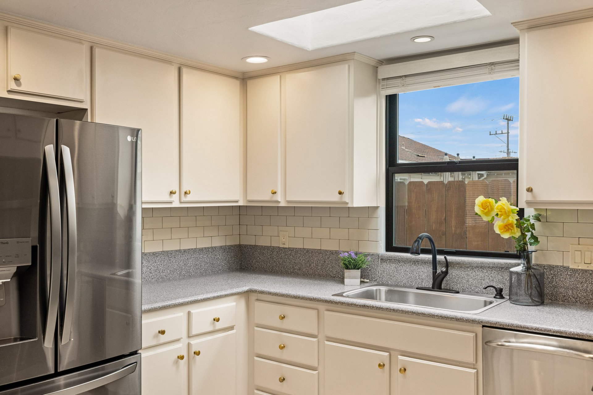 Monterey Sunbelt Living - 303 Del Robles Ave