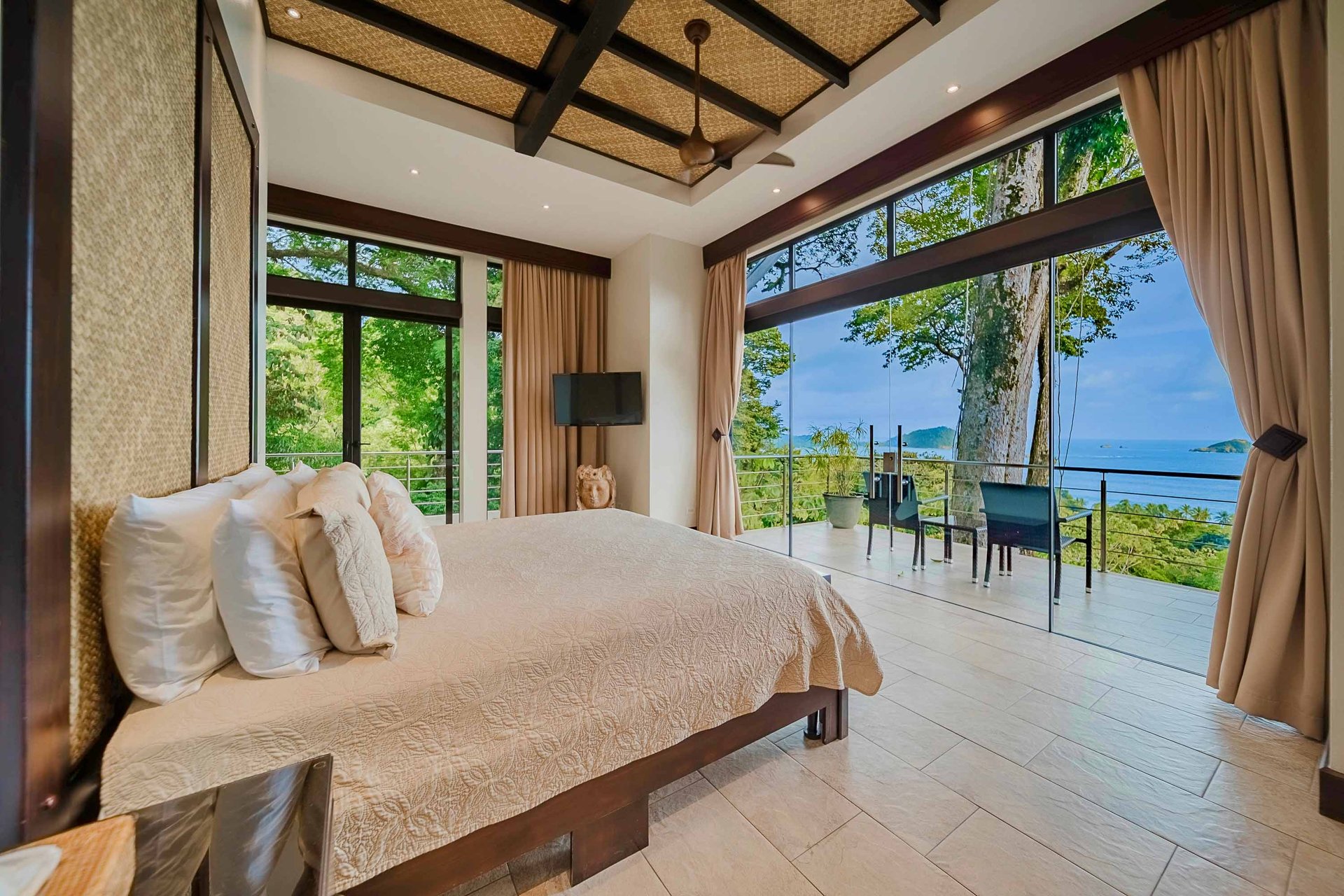 Walk to beach Vista Hermosa Estate Lucrative Contemporary Estate