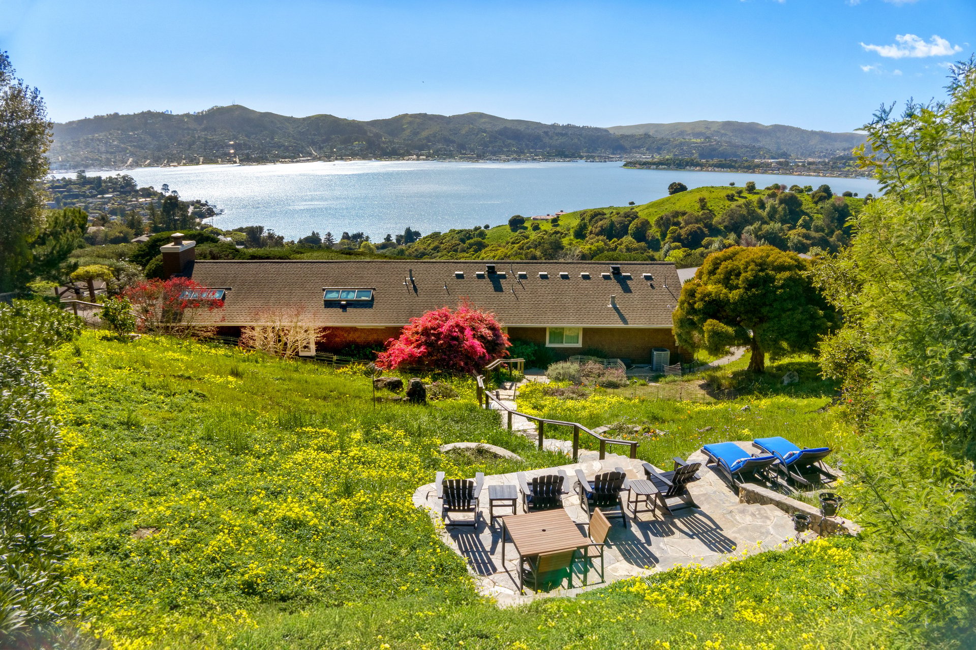 Stylish and Chic Mount Tiburon Retreat 