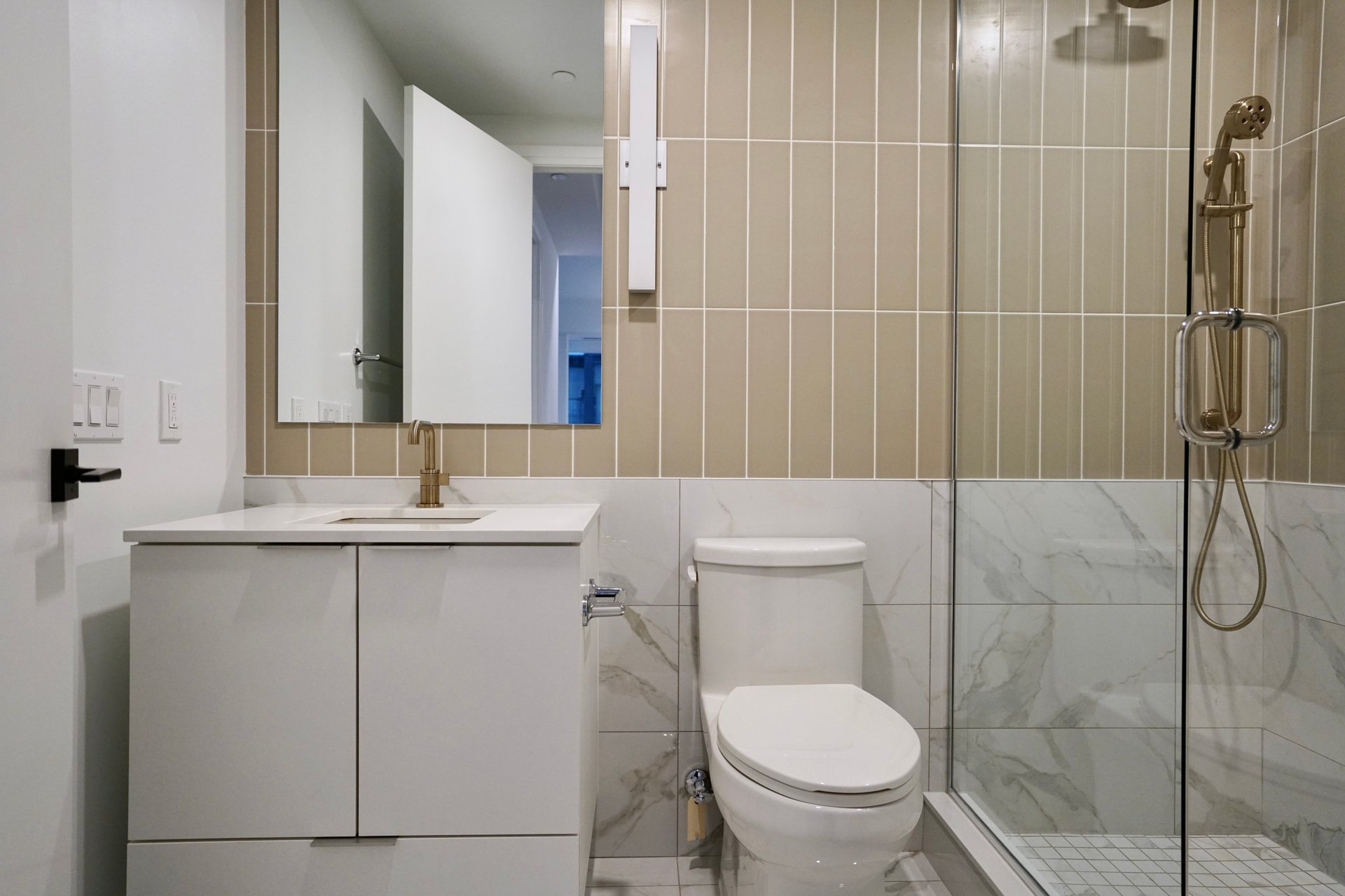 327 King St W Unit: 2306